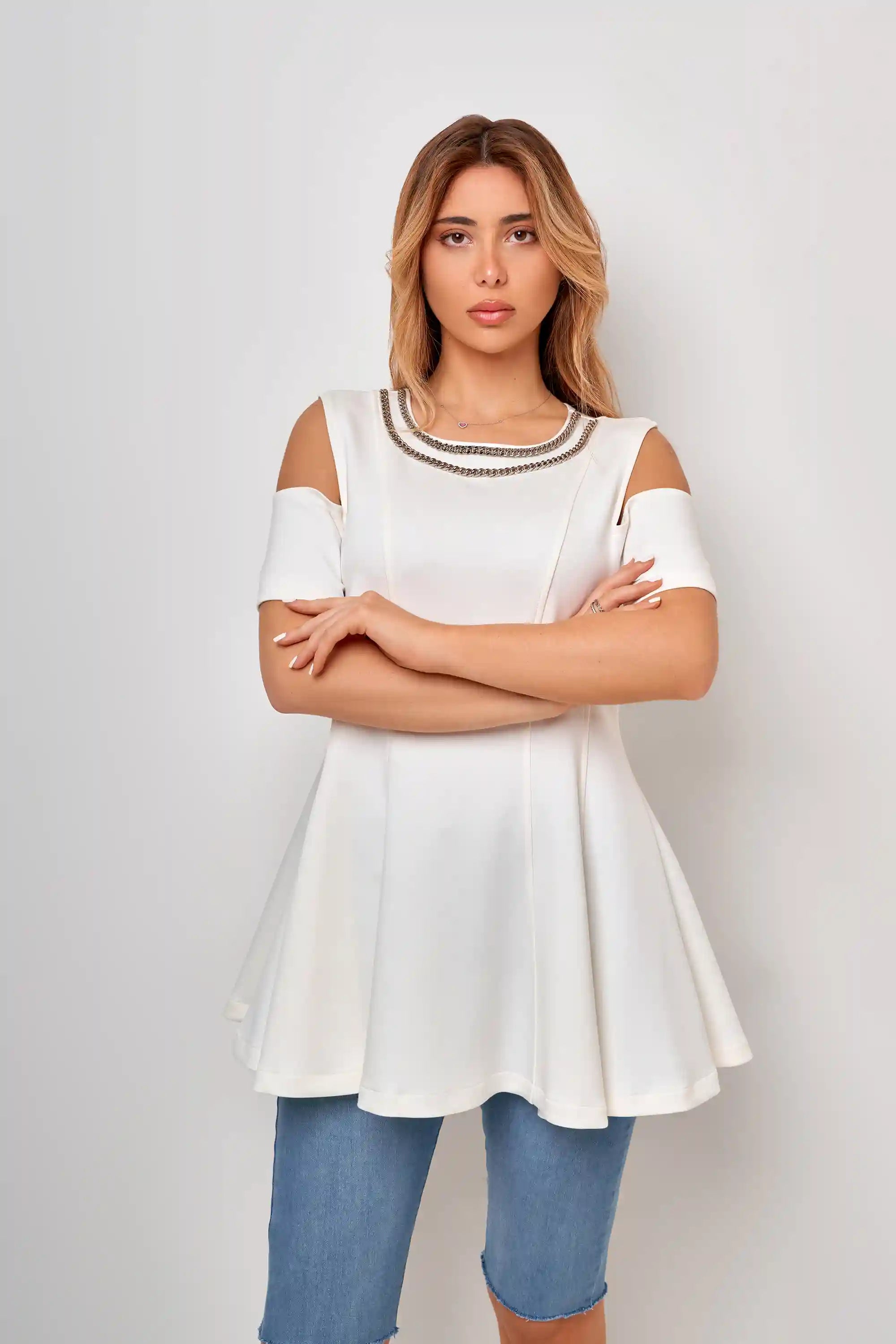 life style- dress flow mid off shoulder plain- فستان منسدل مع القوام متوسط الطول مفتوح من الاكتاف  ساده