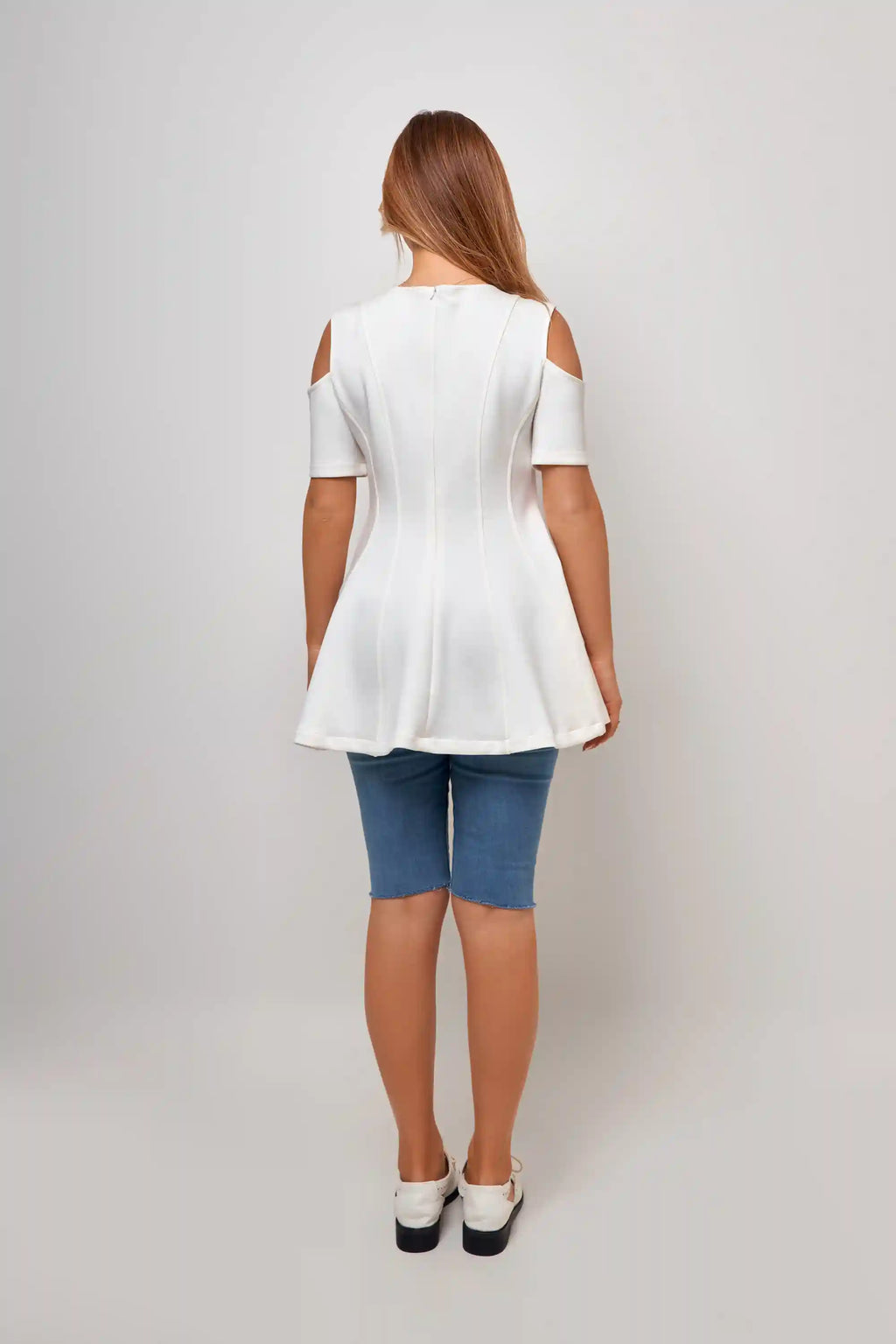 life style- dress flow mid off shoulder plain- فستان منسدل مع القوام متوسط الطول مفتوح من الاكتاف  ساده