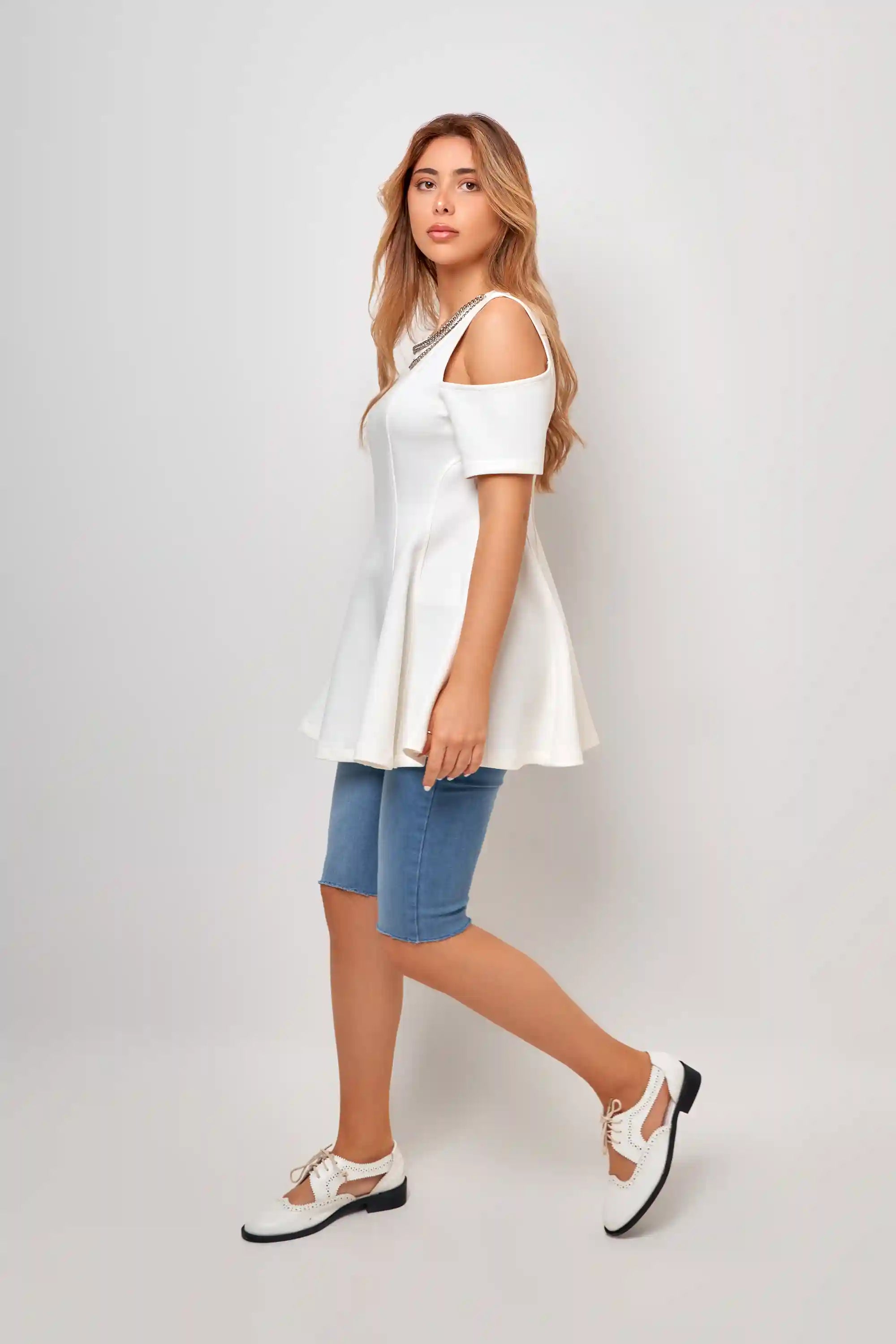 life style- dress flow mid off shoulder plain- فستان منسدل مع القوام متوسط الطول مفتوح من الاكتاف  ساده