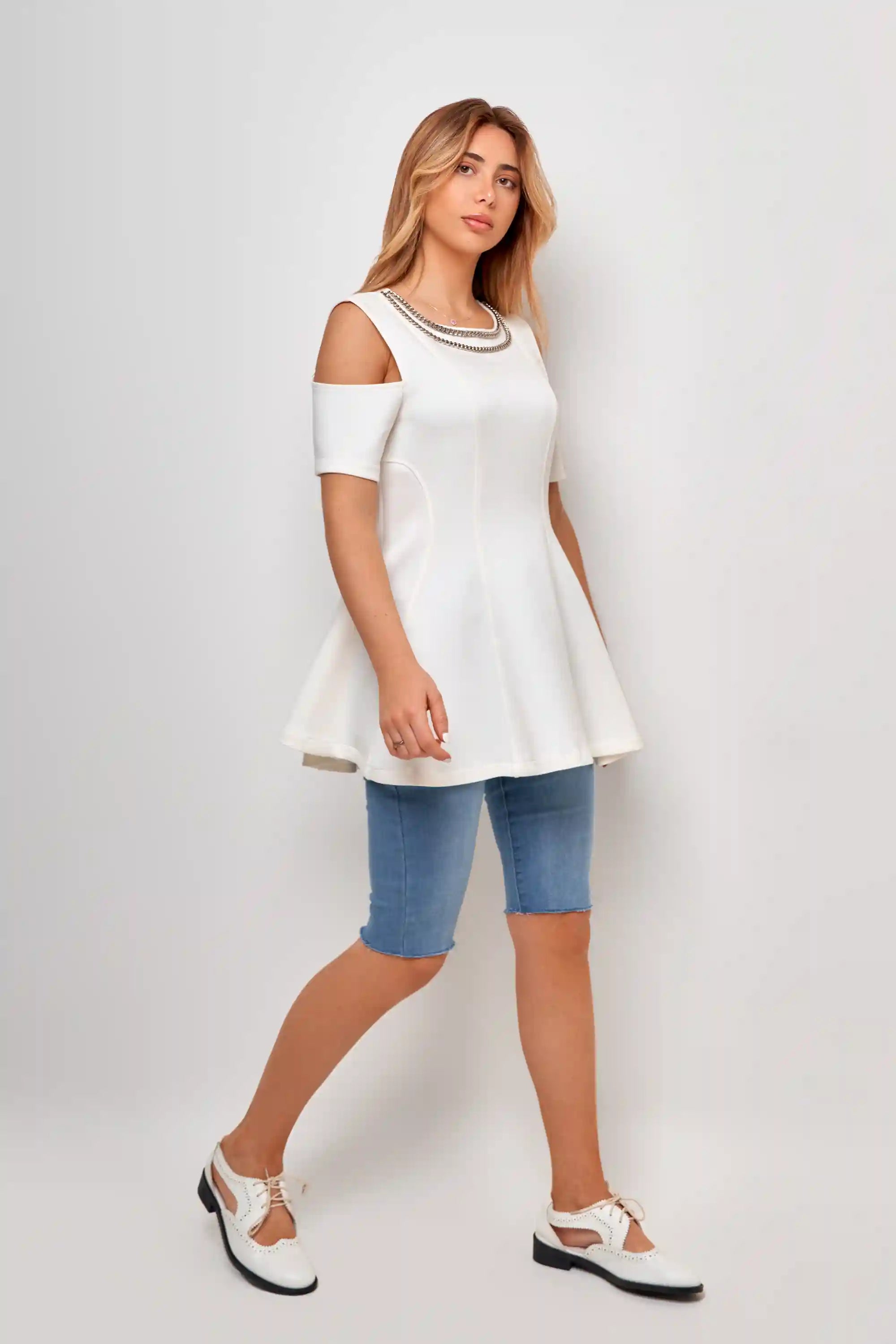 life style- dress flow mid off shoulder plain- فستان منسدل مع القوام متوسط الطول مفتوح من الاكتاف  ساده
