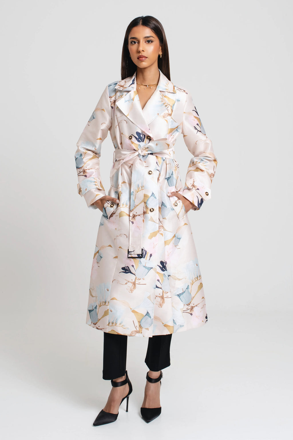 La Invitada perfecta	tailored fit mid length long sleeve  - مقاس قياسي ، متوسط الطول، كم طويل