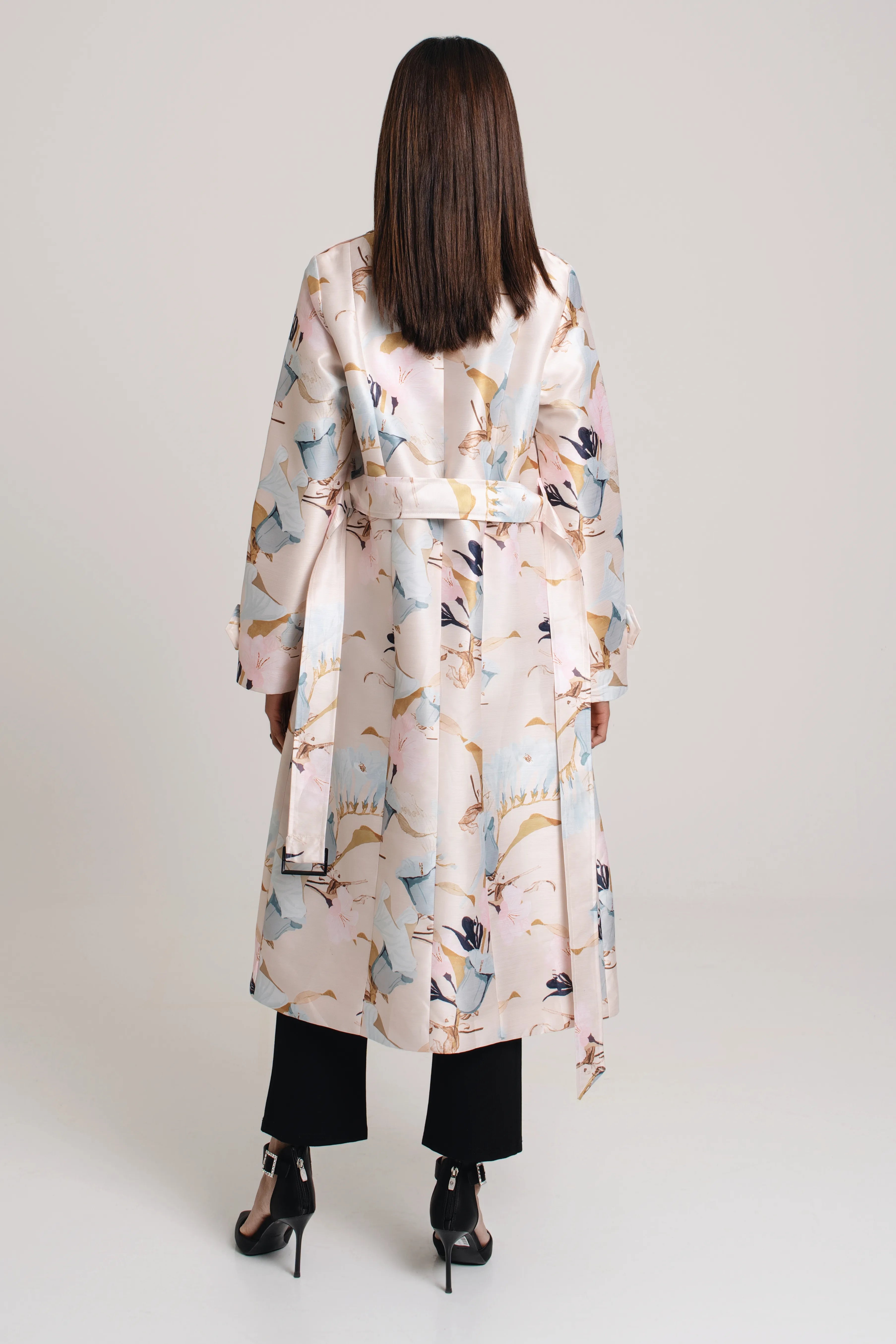 La Invitada perfecta	tailored fit mid length long sleeve  - مقاس قياسي ، متوسط الطول، كم طويل