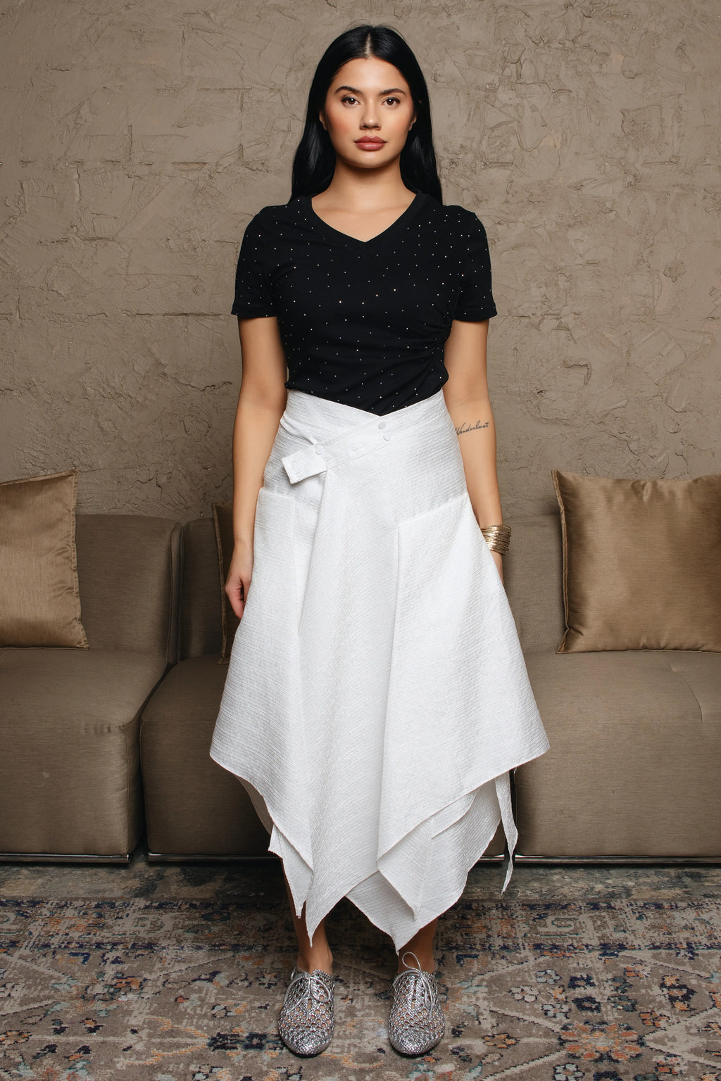 MORE THAN JUST CLOTH	V neck Body Fit Half sleeve crop length 	قصير مناسب للجسم , برقبة على شكل حرف V، بنصف كم