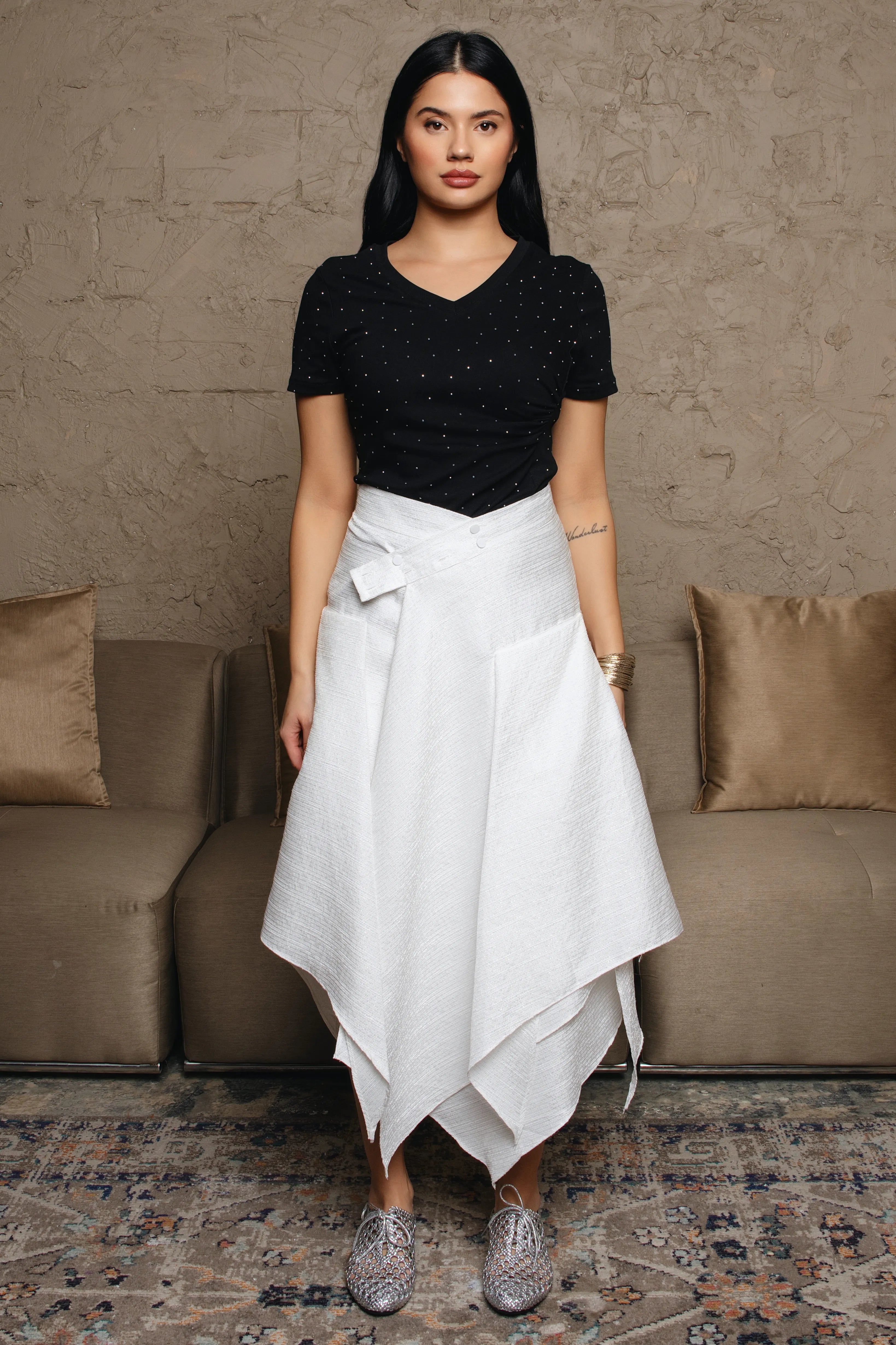 MORE THAN JUST CLOTH	V neck Body Fit Half sleeve crop length 	قصير مناسب للجسم , برقبة على شكل حرف V، بنصف كم