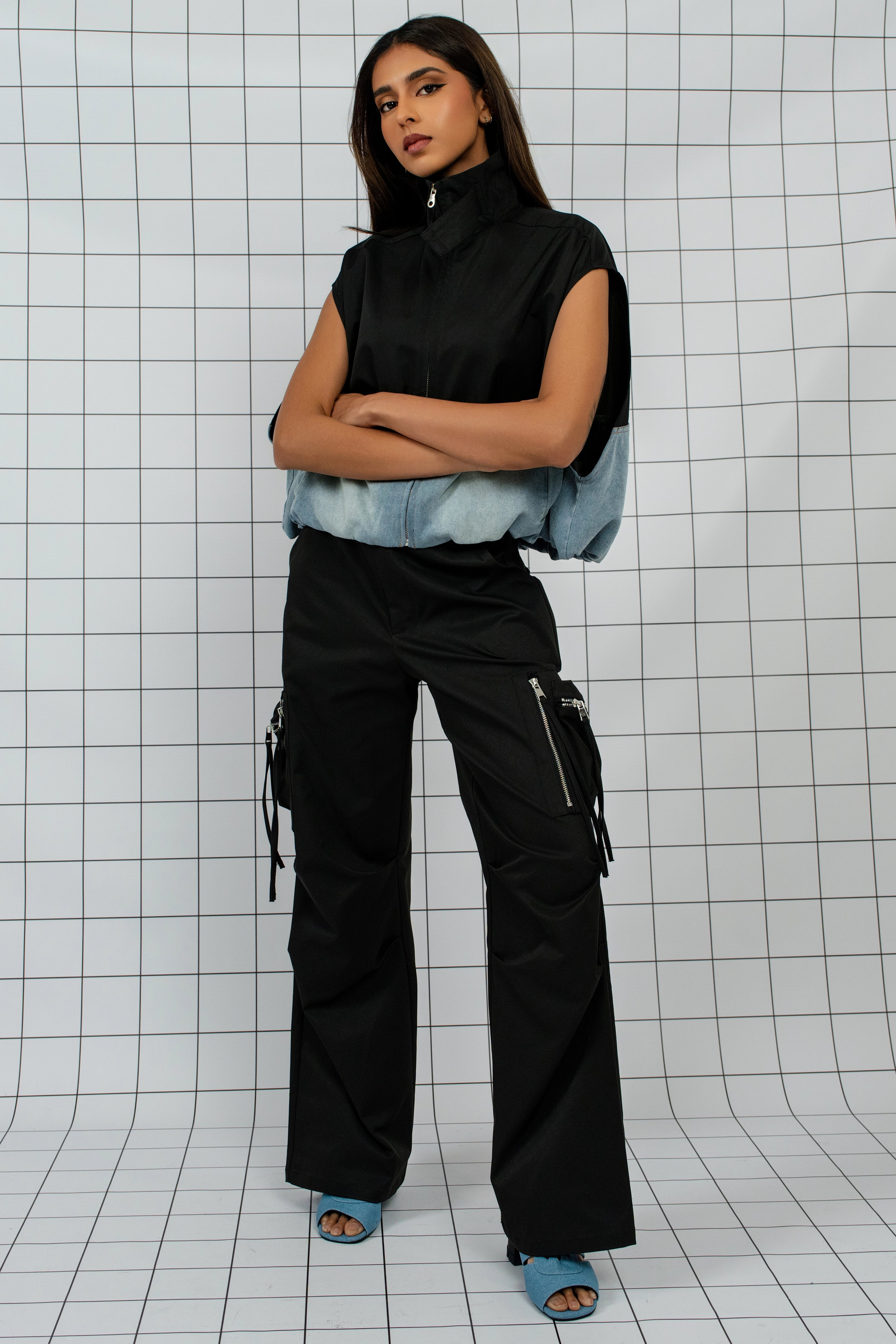 TWINEMANIA	OVERSIZED MID CROP LENGTH SLEEVES WITH HIGH COLLAR	متوسط الطول قصة واسعة مع ياقة عالية