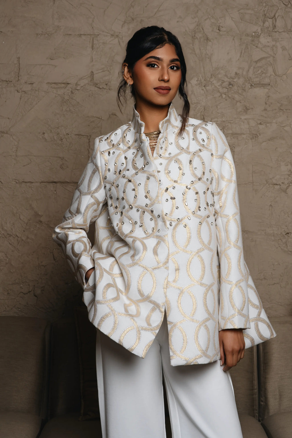 Keeping In Bronze	Long sleeve a line mid length mandarian collar	أكمام طويلة وياقة ماندرين متوسطة الطول