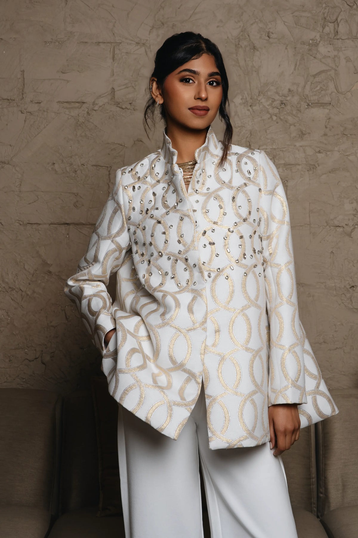 Keeping In Bronze	Long sleeve a line mid length mandarian collar	أكمام طويلة وياقة ماندرين متوسطة الطول