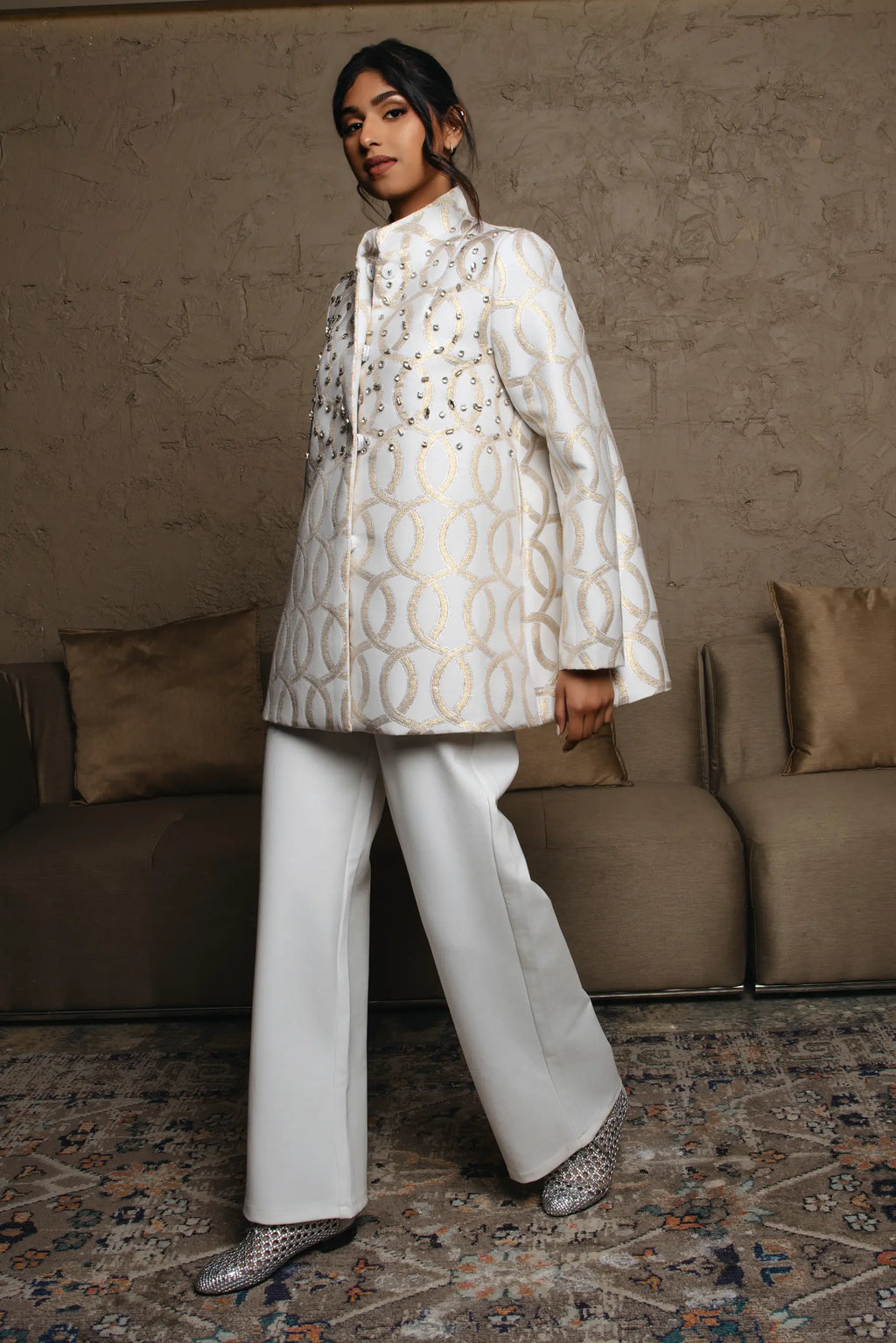 Keeping In Bronze	Long sleeve a line mid length mandarian collar	أكمام طويلة وياقة ماندرين متوسطة الطول