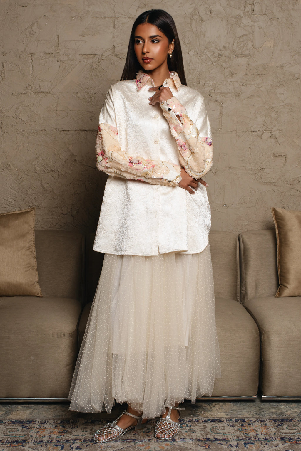 Ember Daisy 	Long sleeve square cut A line 	أكمام طويلة وقصّة مربعة على شكل خط A
