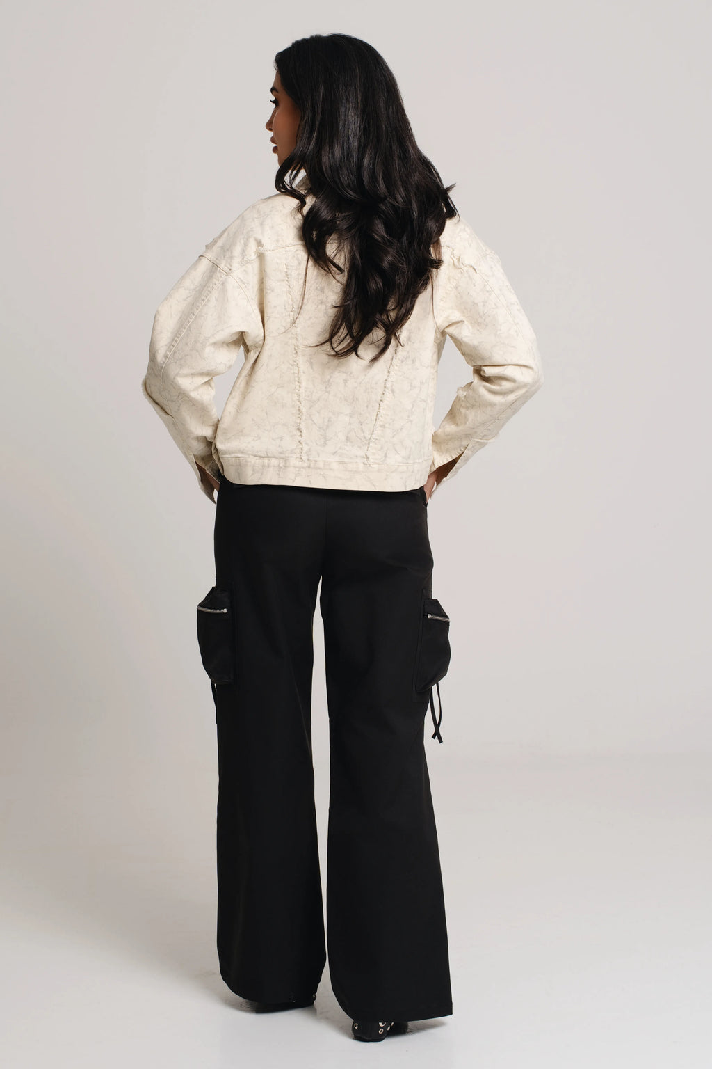 Bold That untold Crop length long sleeve front pocket 	كم طويل وجيب أمامي بطول قصير