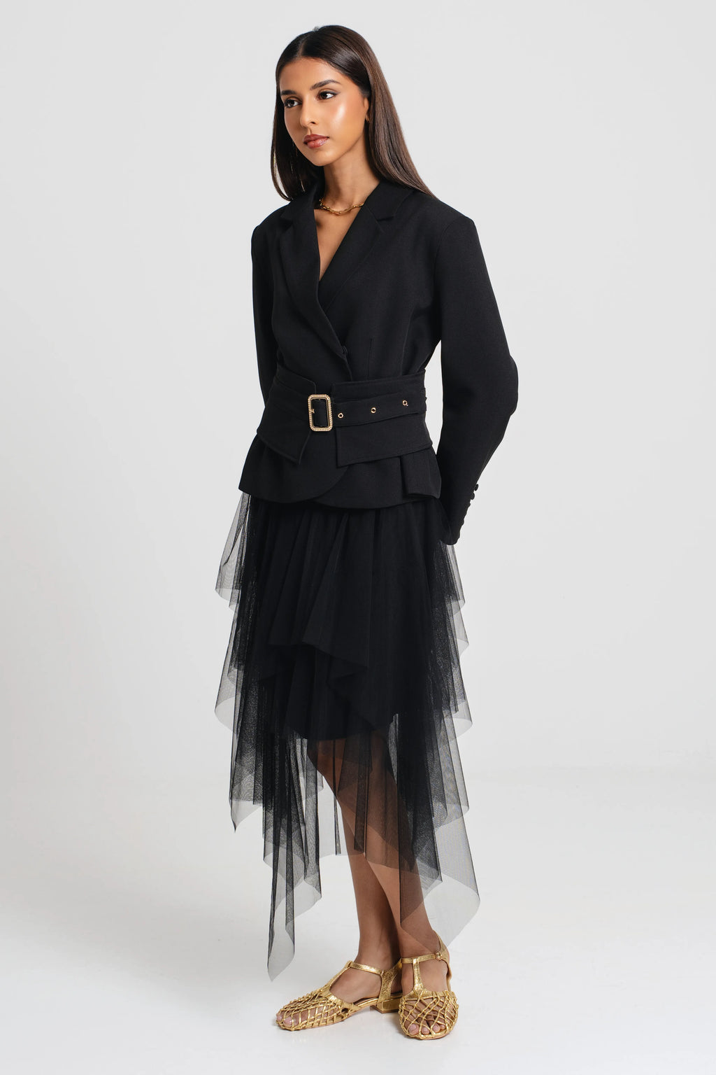 Blossem 	Long sleeve Tailored Fit Mid length 	أكمام طويلة وقصة مخصصة وطول متوسط