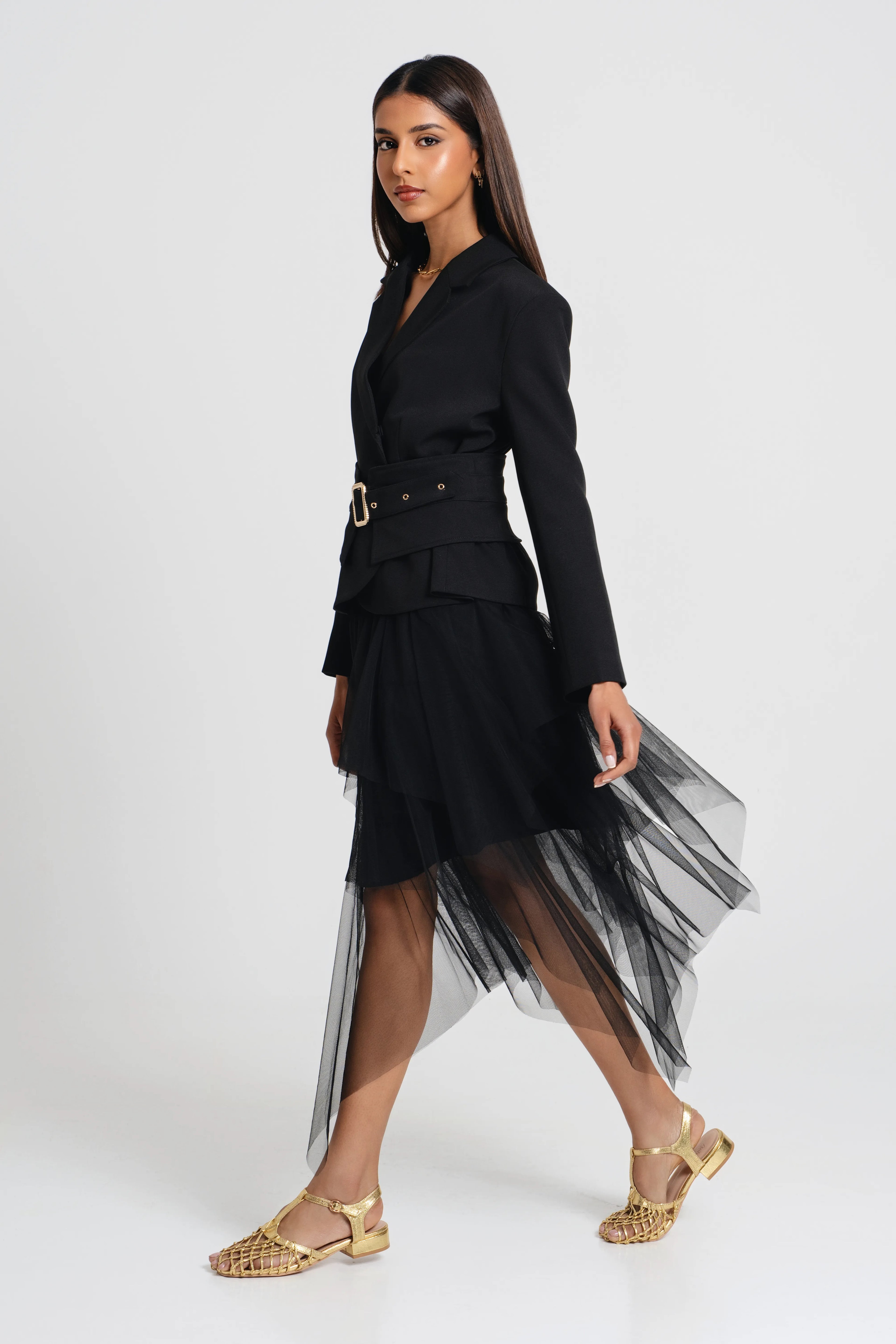 Blossem 	Long sleeve Tailored Fit Mid length 	أكمام طويلة وقصة مخصصة وطول متوسط