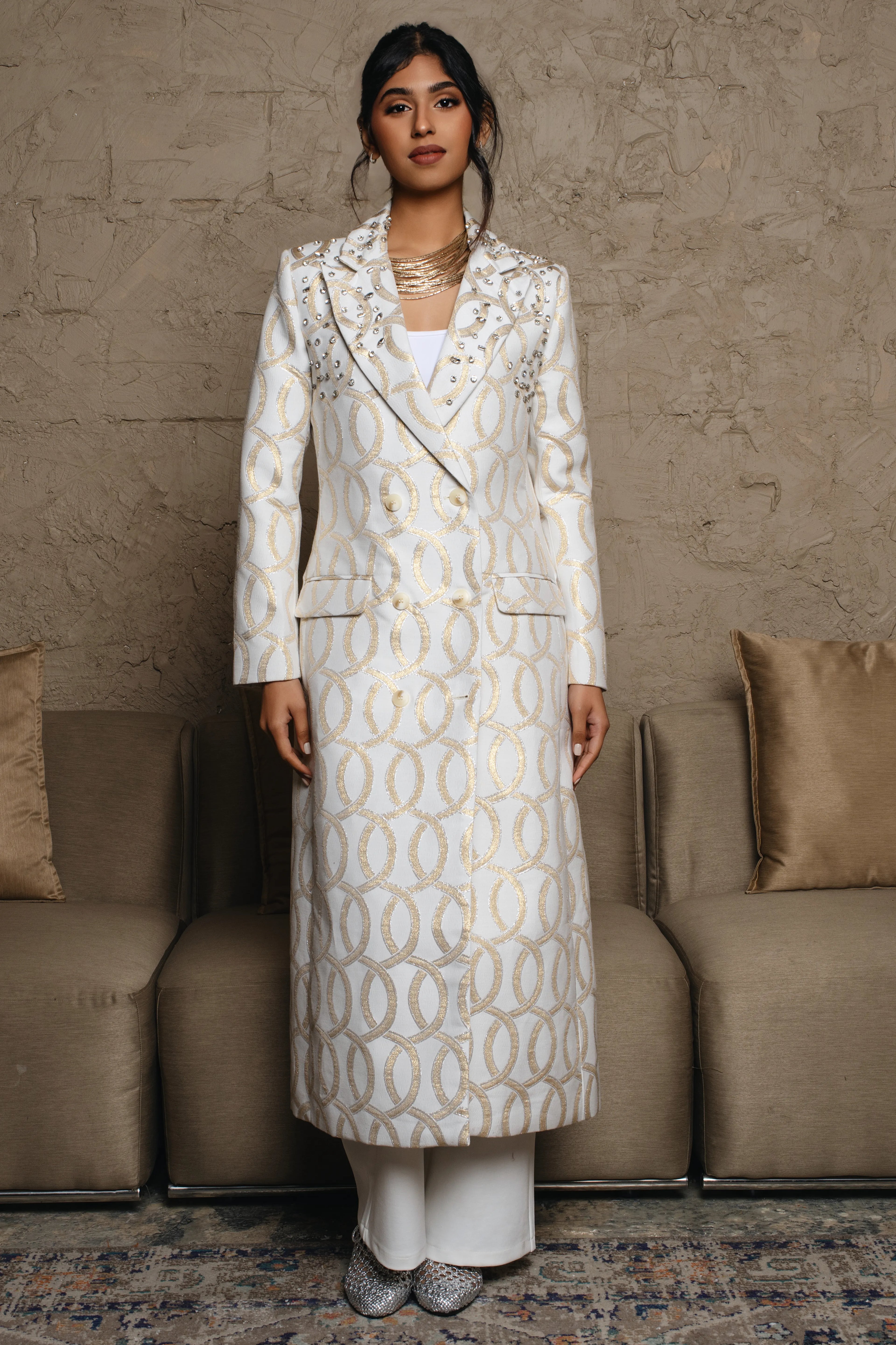 Absorbing the sypmhony 	Long sleeve mid length tailored fit 	أكمام طويلة وطول متوسط ومقاس مخصص