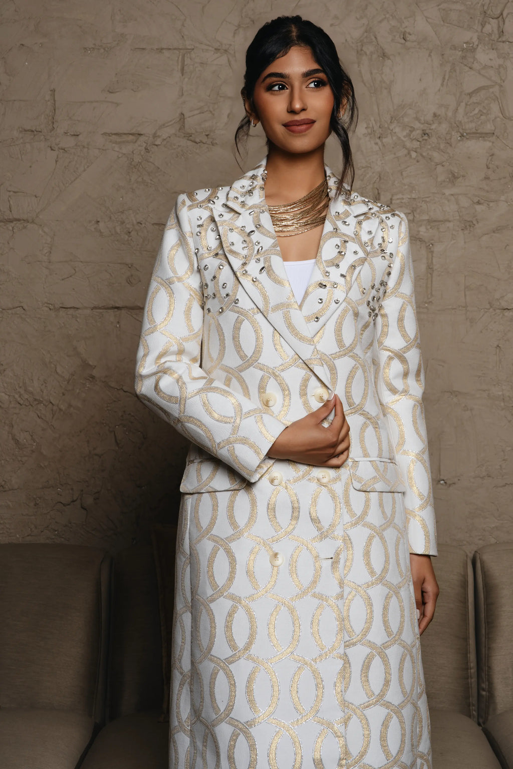Absorbing the sypmhony 	Long sleeve mid length tailored fit 	أكمام طويلة وطول متوسط ومقاس مخصص