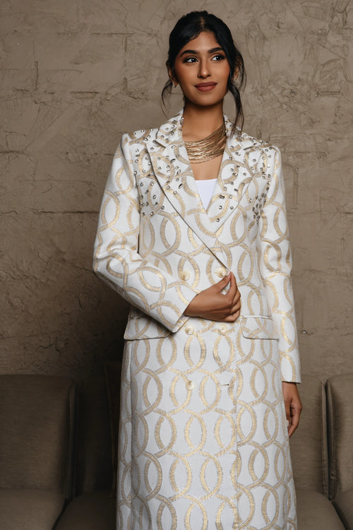 Absorbing the sypmhony 	Long sleeve mid length tailored fit 	أكمام طويلة وطول متوسط ومقاس مخصص
