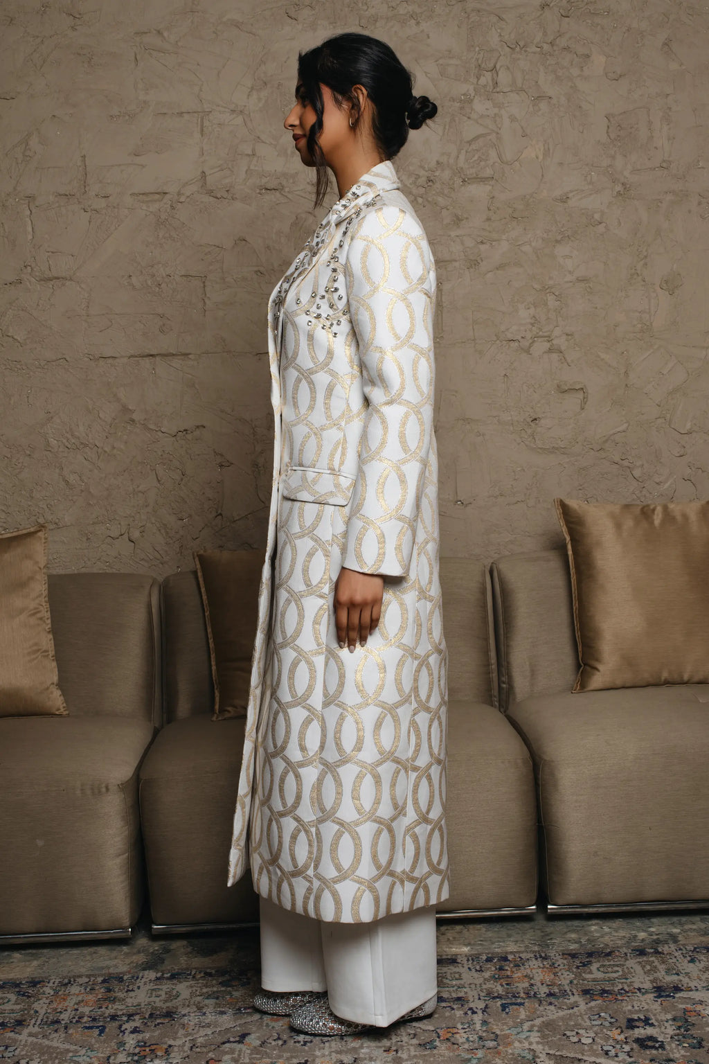 Absorbing the sypmhony 	Long sleeve mid length tailored fit 	أكمام طويلة وطول متوسط ومقاس مخصص