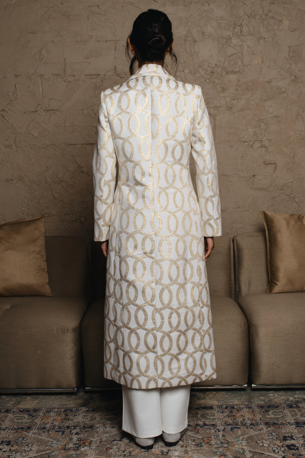 Absorbing the sypmhony 	Long sleeve mid length tailored fit 	أكمام طويلة وطول متوسط ومقاس مخصص