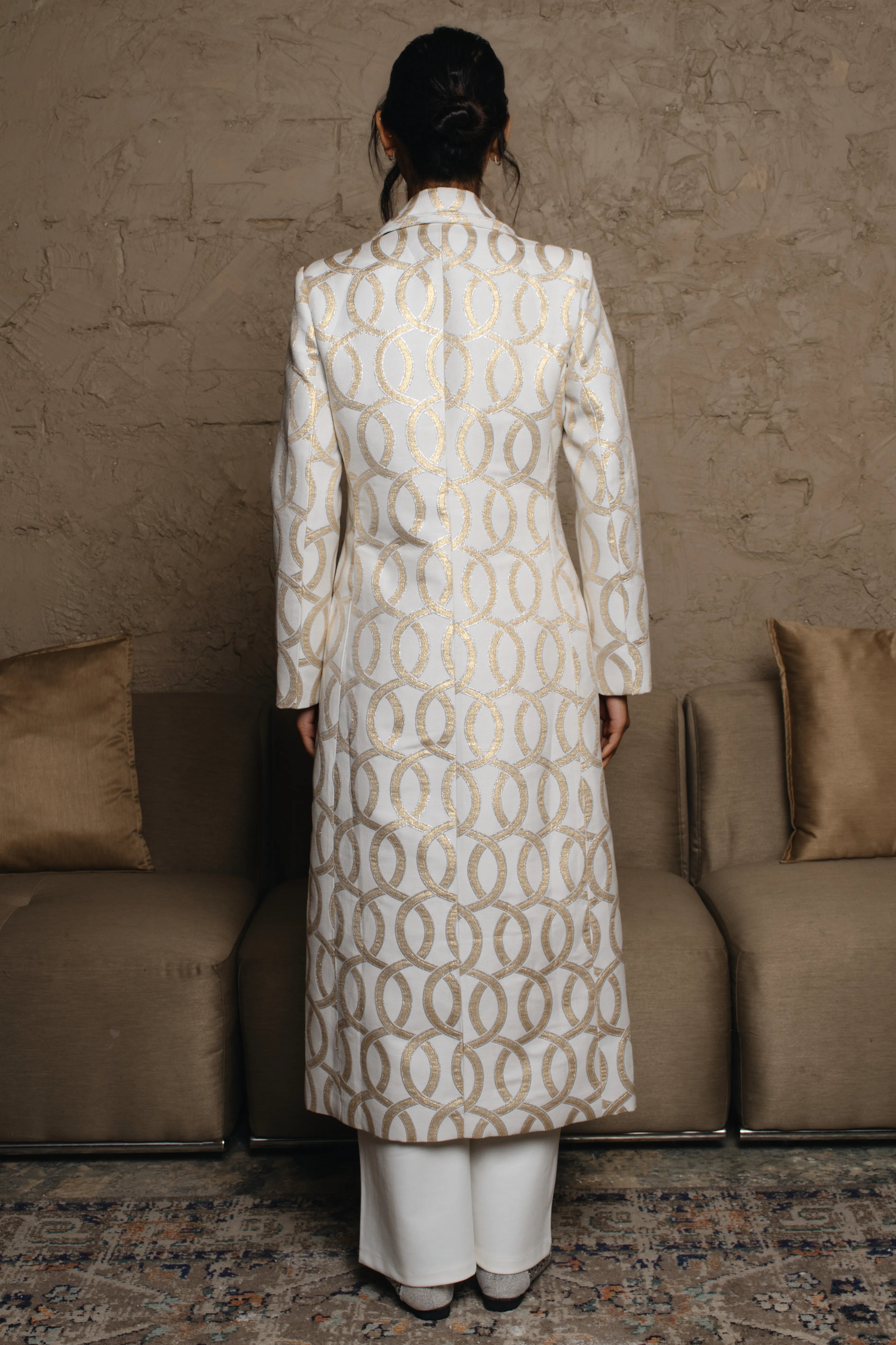 Absorbing the sypmhony 	Long sleeve mid length tailored fit 	أكمام طويلة وطول متوسط ومقاس مخصص