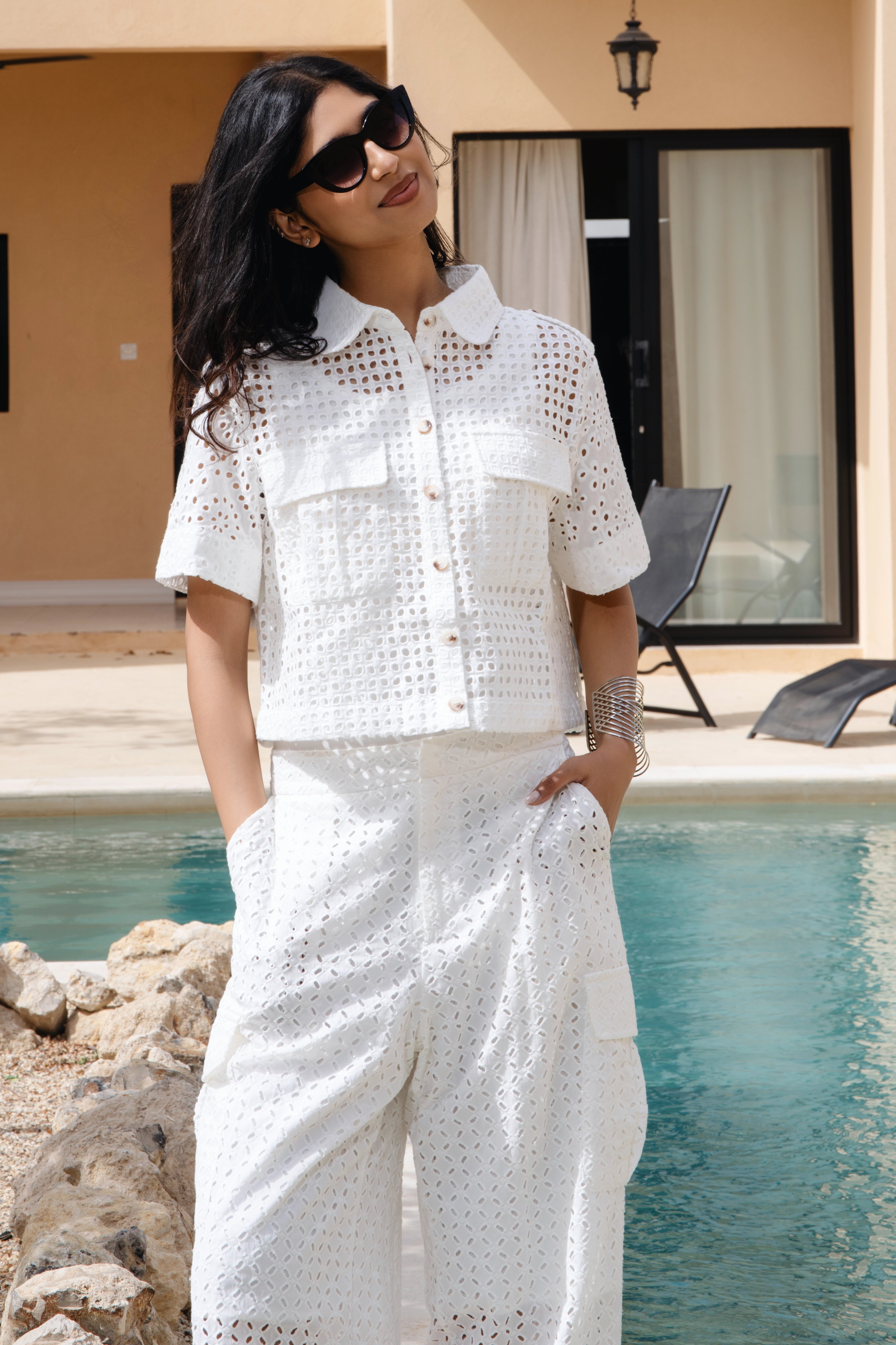 White Eyelet    قميص بأكمام قصيرة