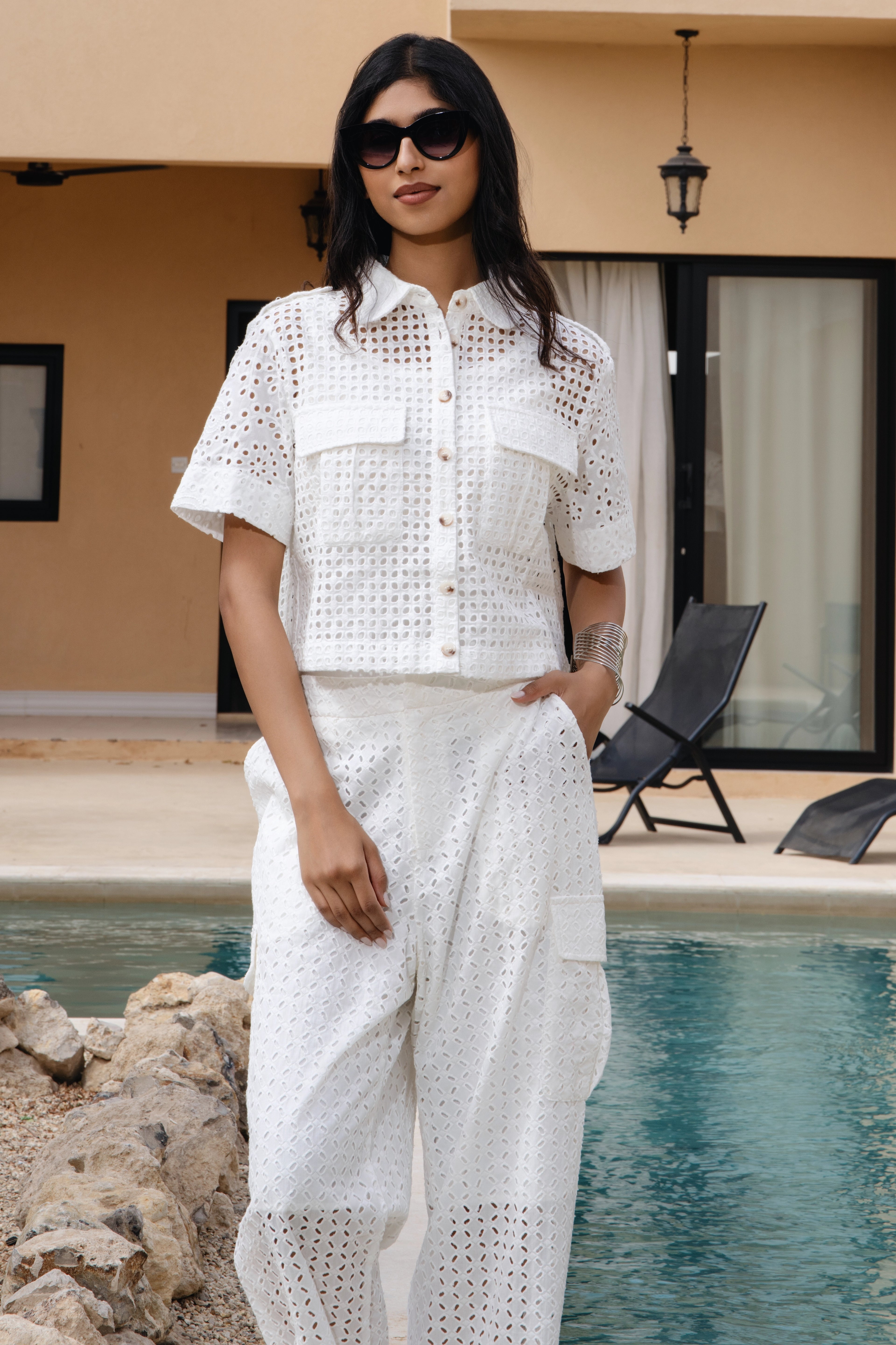 White Eyelet    قميص بأكمام قصيرة