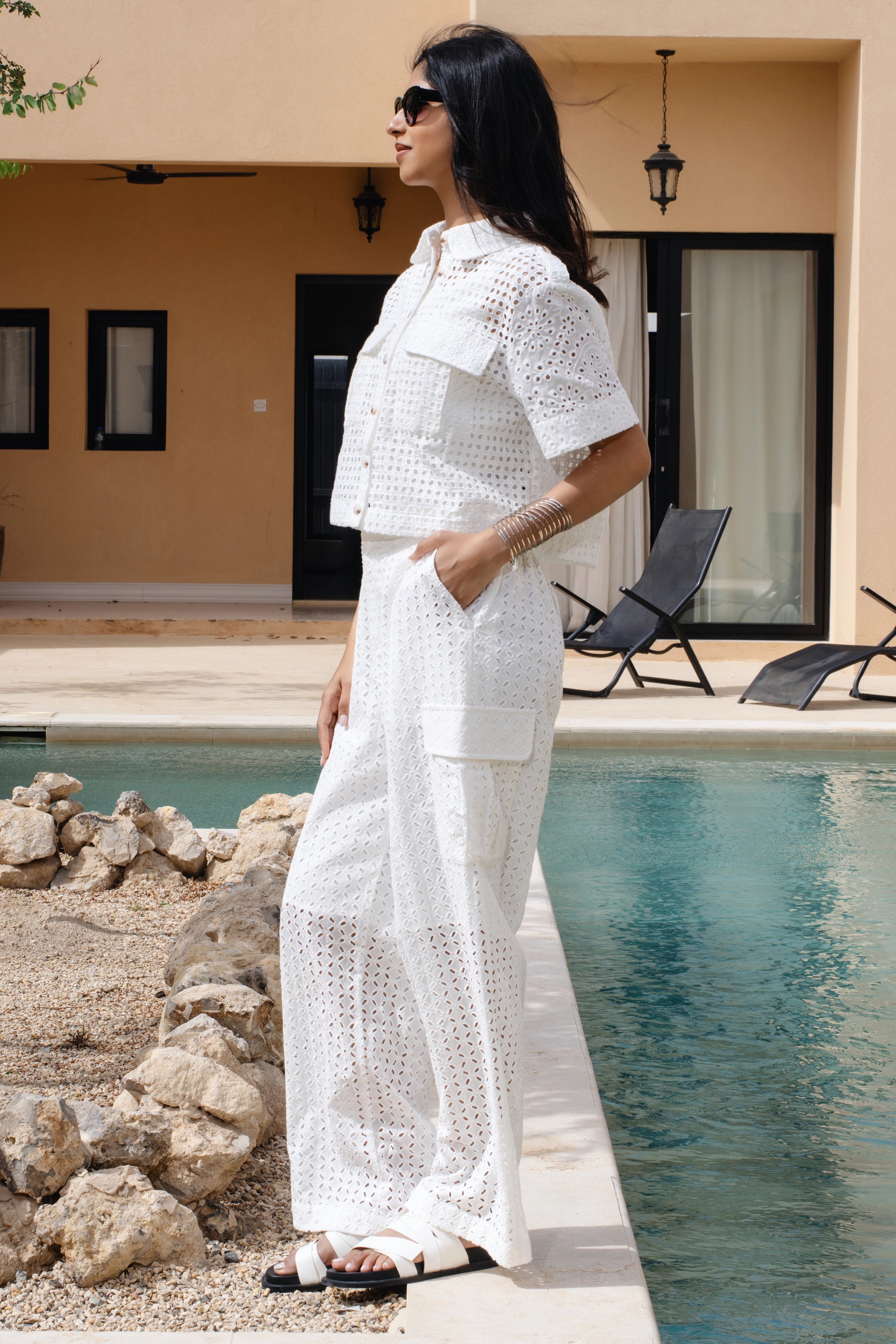 White Eyelet    قميص بأكمام قصيرة