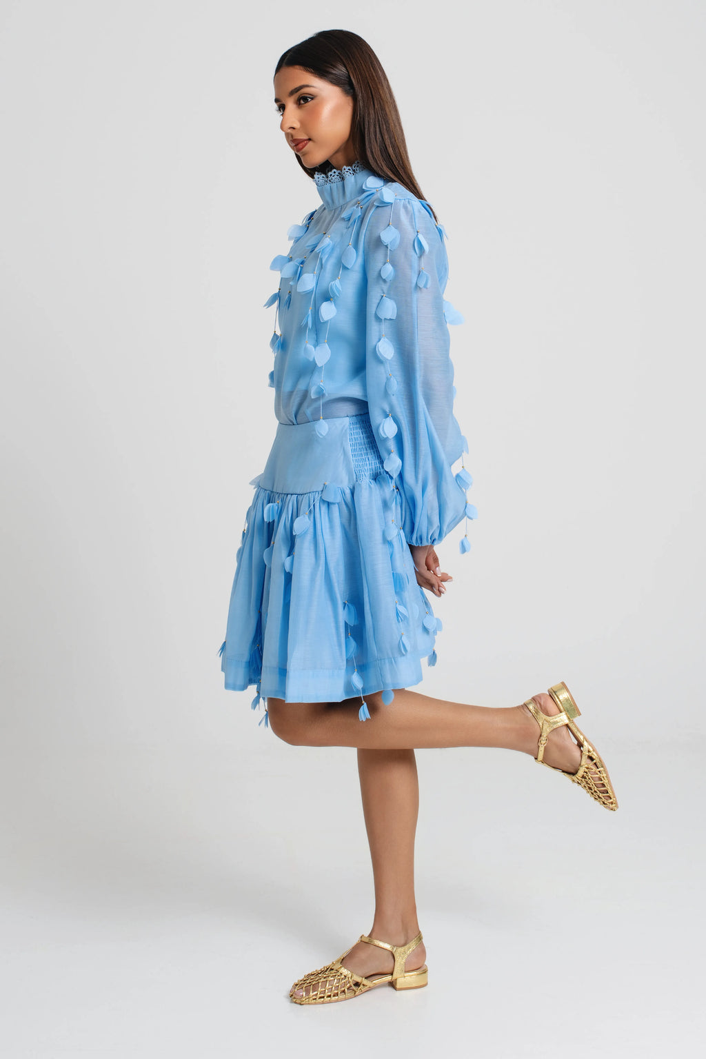 Choice is wise 	mid length full sleeve a line fit - طول متوسط بأكمام كاملة وتصميم على شكل مستقيم