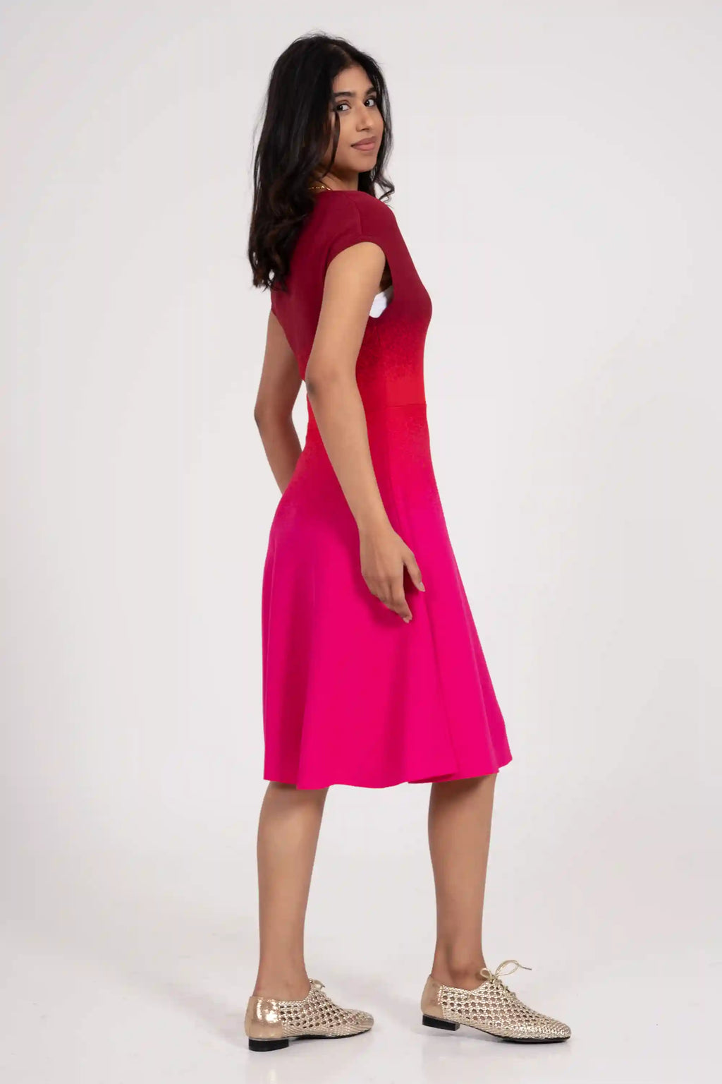 Rainy Art  Cape Sleeve Mid length A line fit 	متوسط الطول بدون كم بقصة حرف A