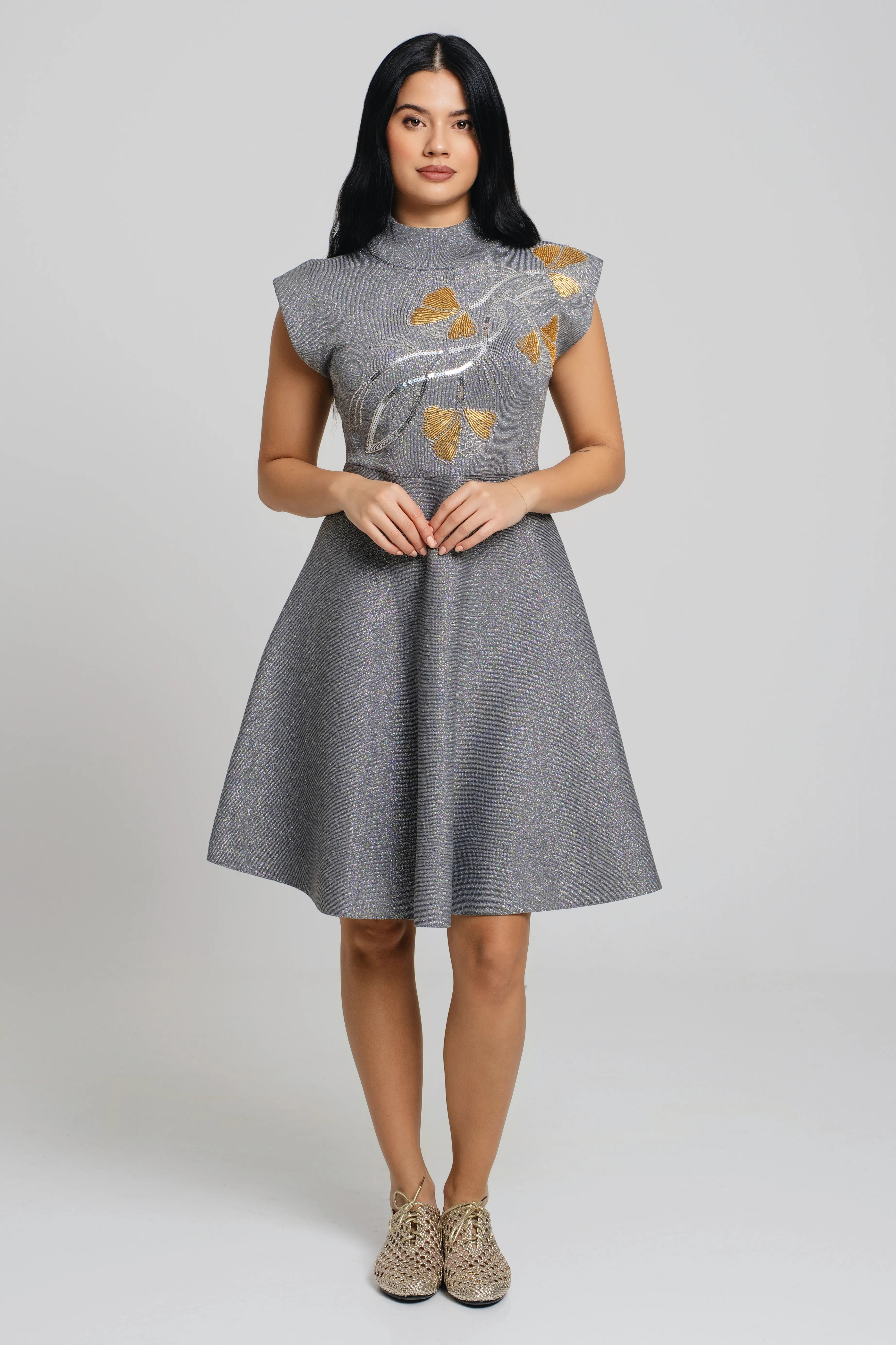 New Flora Glitzy 	متوسط الطول بدون كم بقصة حرف A