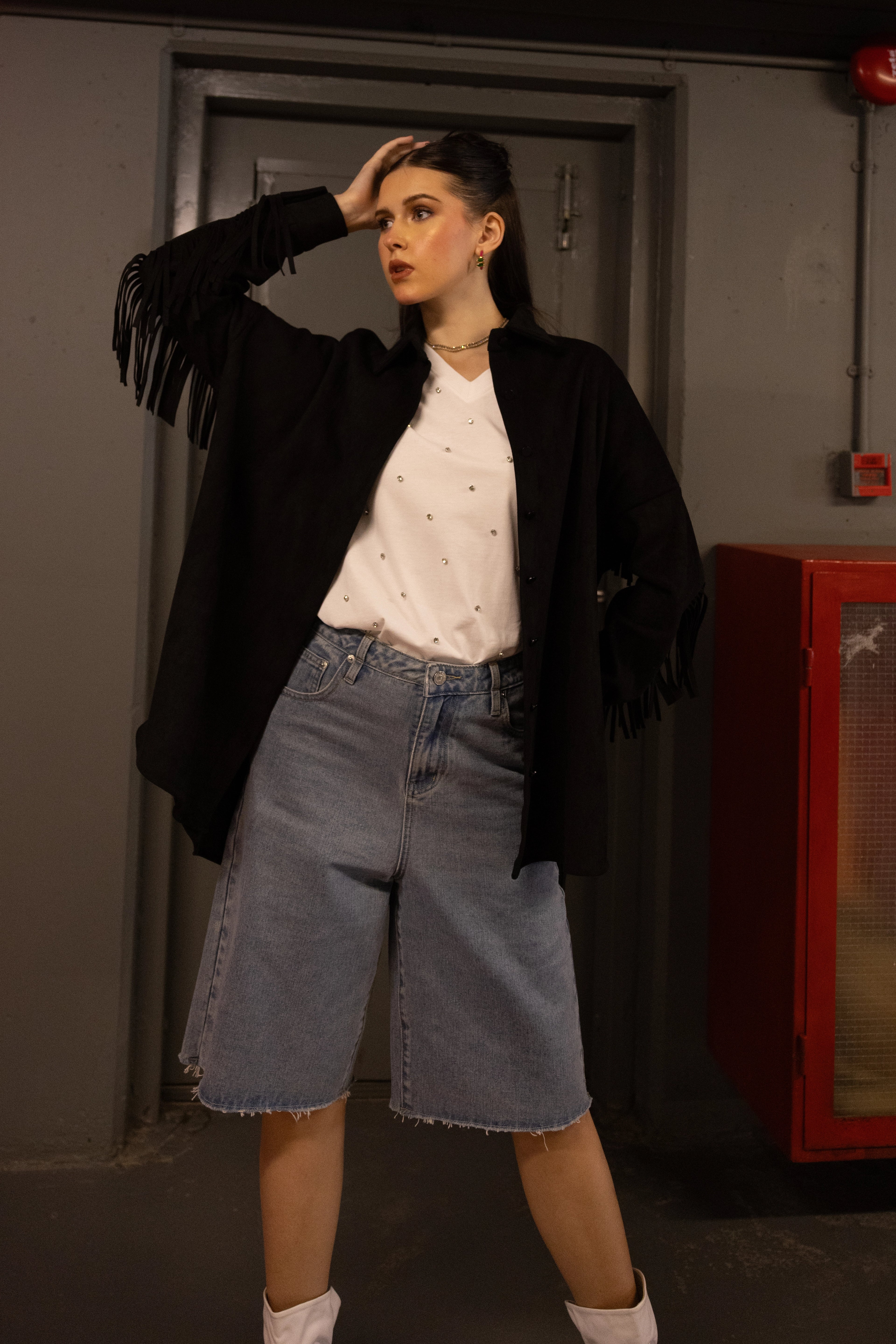 SUEDE SHACKET SHIRT Shirt : Drop Shoulder. Shirt-tail Hem. Barrel cuffs. Playful Fringe-Details at the Back. كتف منسدل.على شكل قميص. أكمام أسطوانية.شراشيب جذابة في الخلف