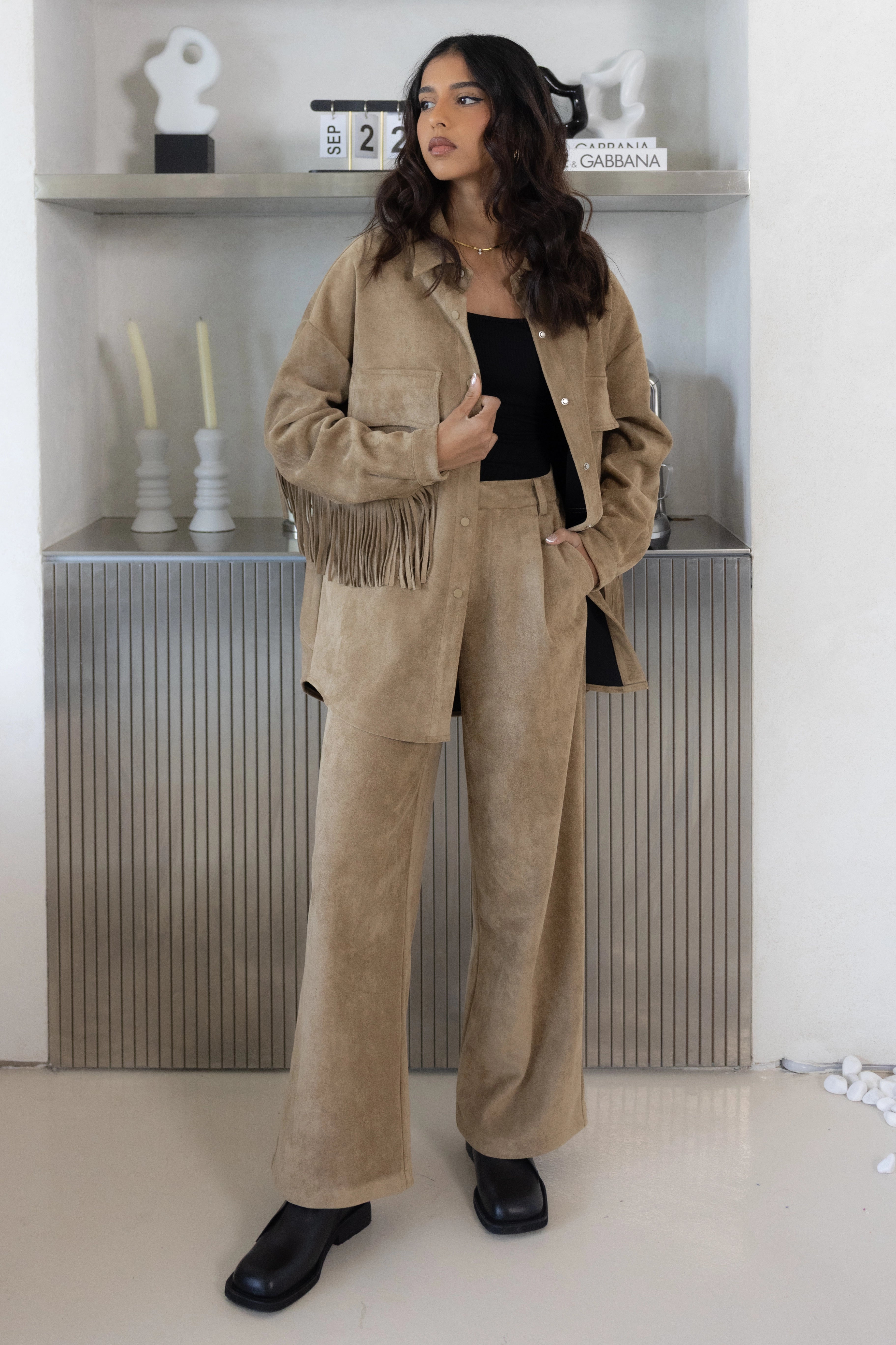 SUEDE STRAIGHT-LEG SET طقم بنطلون مستقيم من الجلد المدبوغ