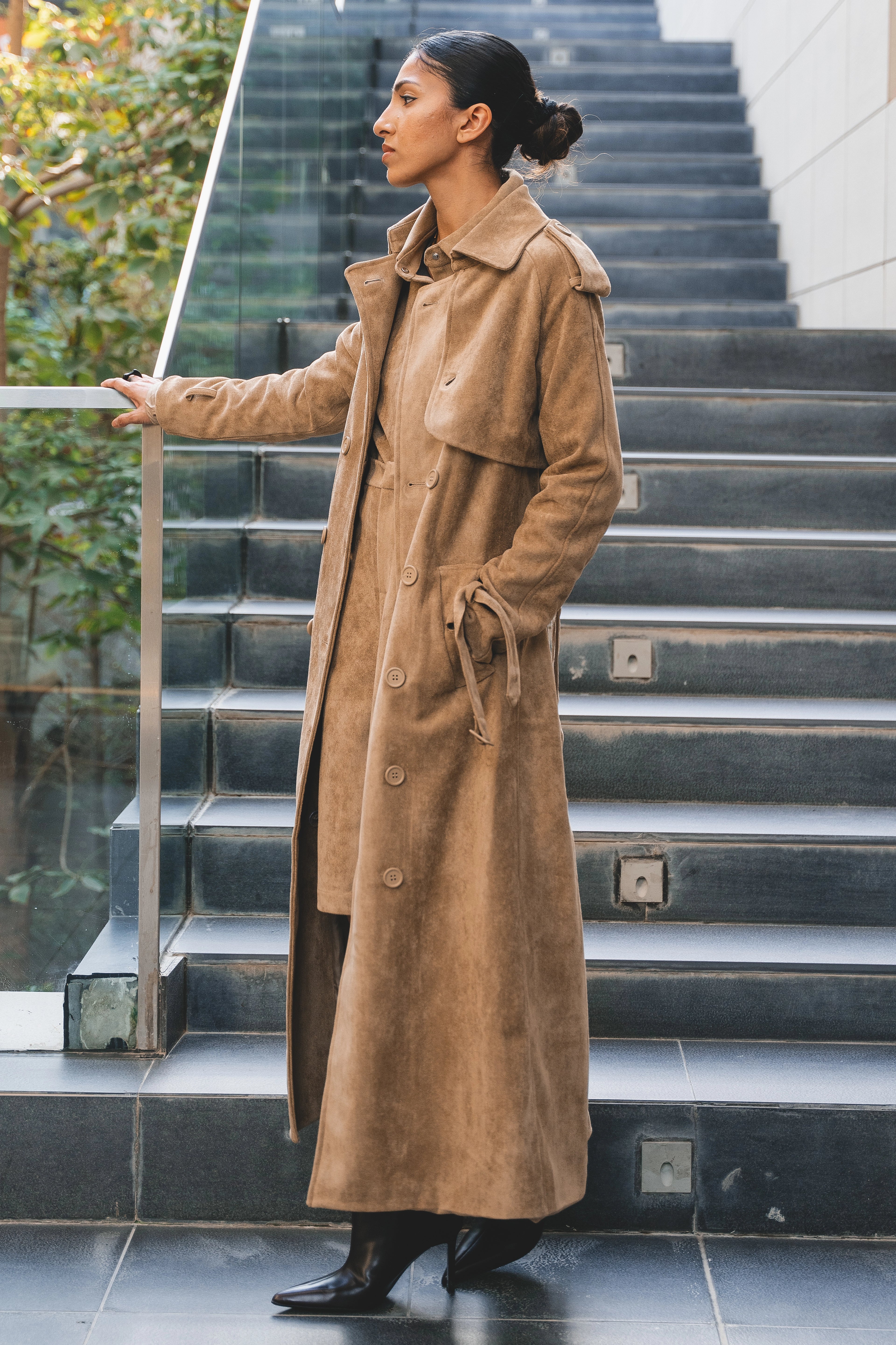 SUEDE TRENCH COAT معطف واقٍ من المطر من جلد الغزال