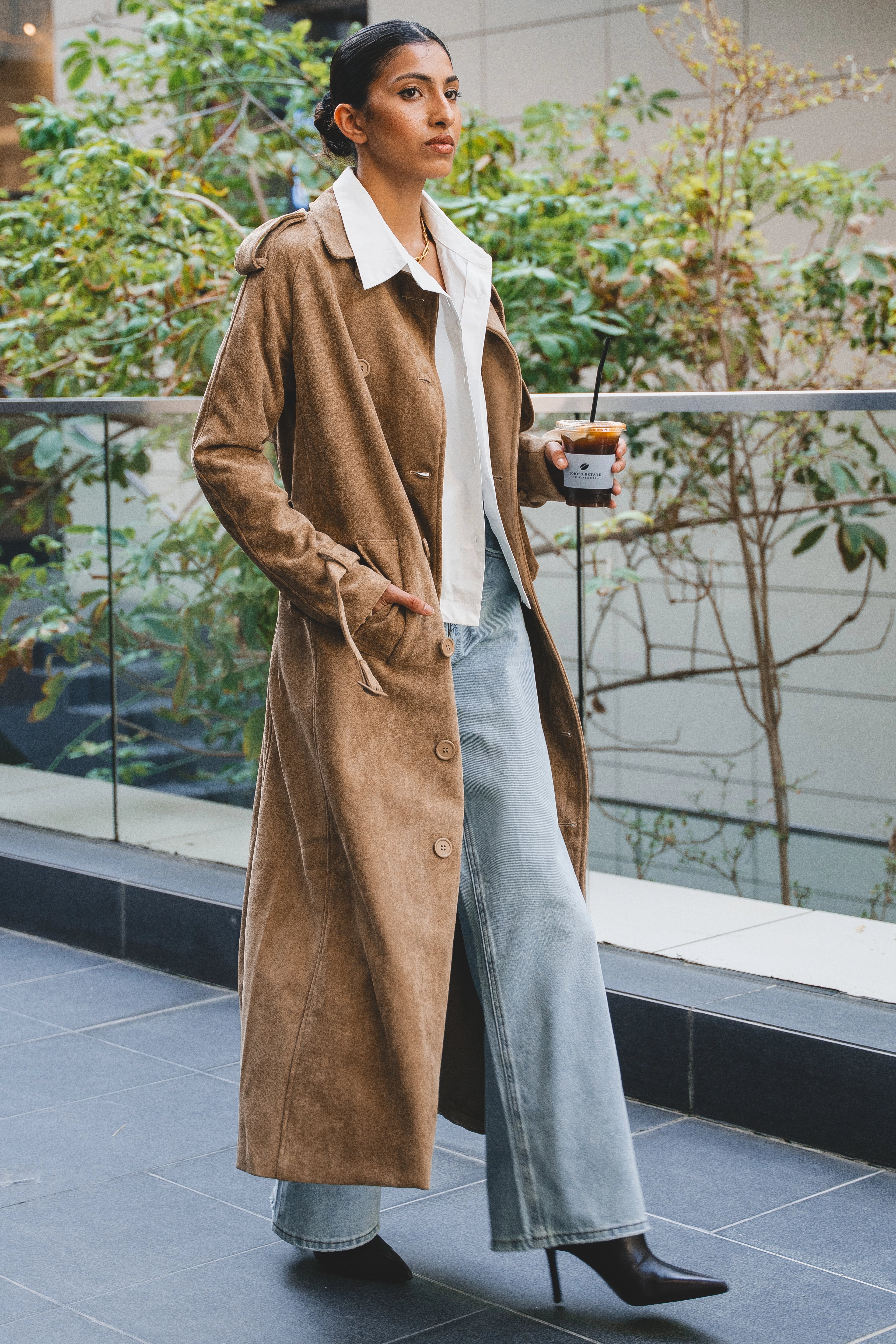 SUEDE TRENCH COAT معطف واقٍ من المطر من جلد الغزال