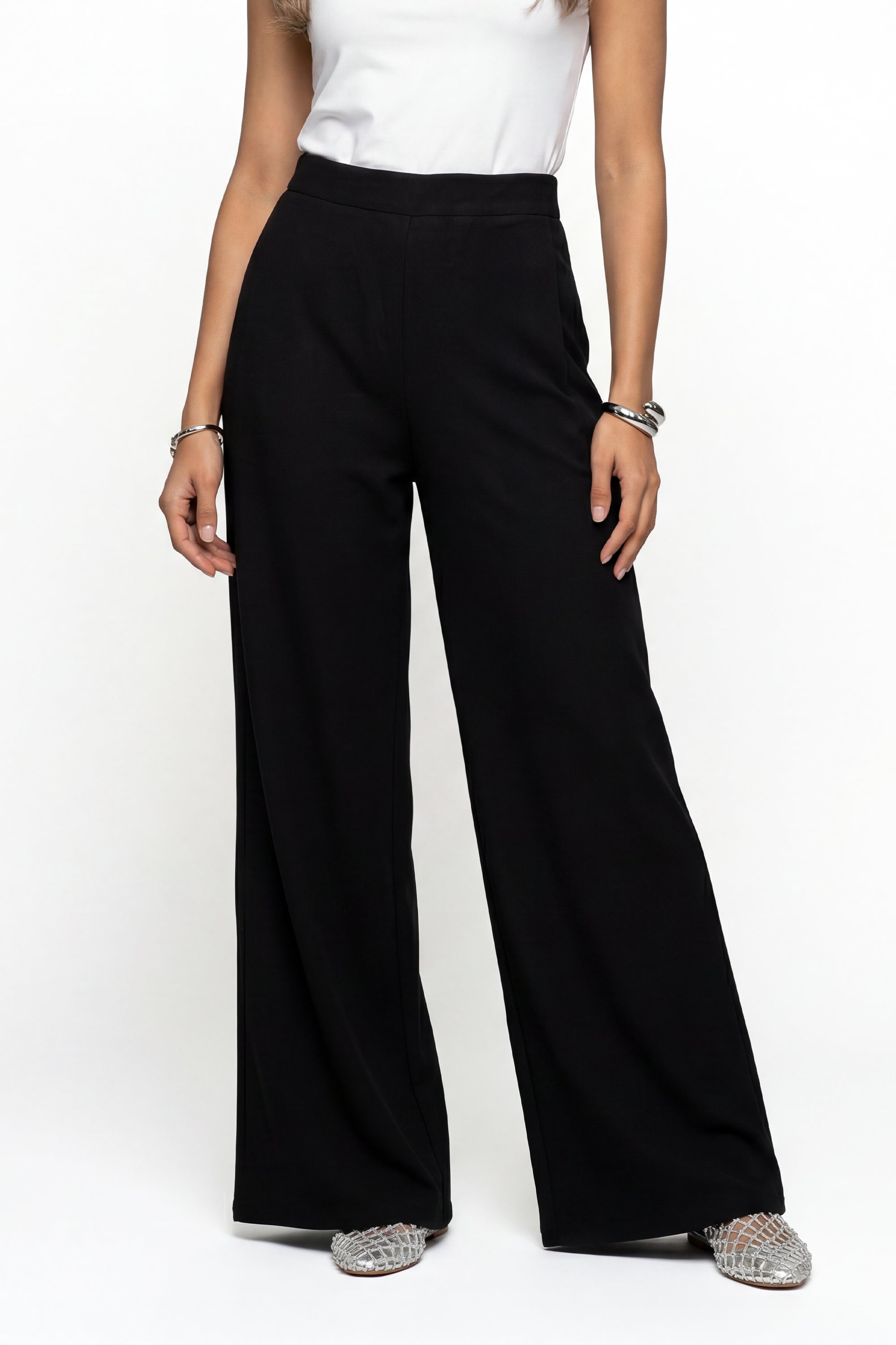 TIMELESS WIDE-LEG TROUSER بنطال واسع الساقين بتصميم كلاسيكي
