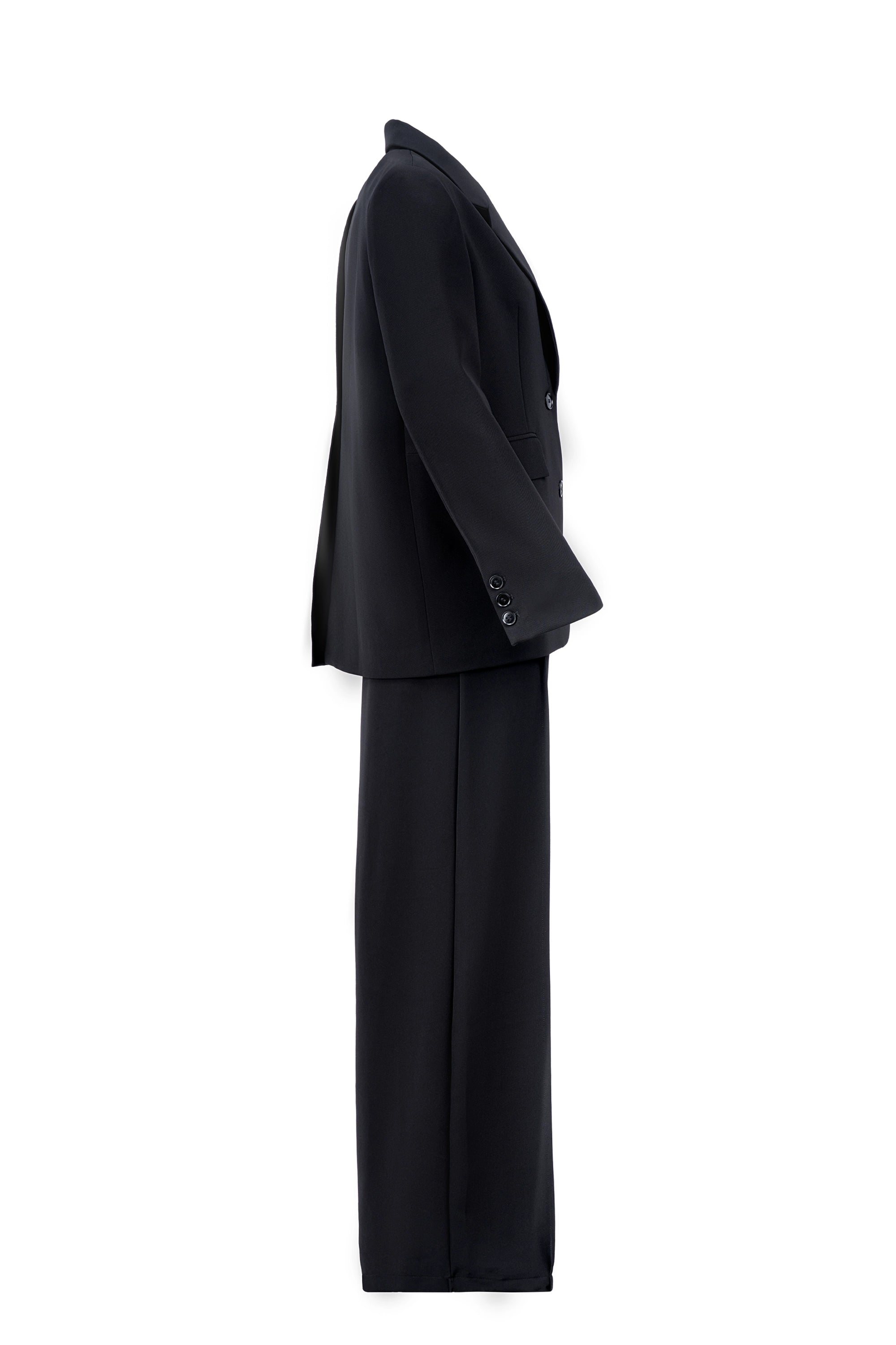 BLAZER LUXE SET Blazer : Notch Lapel. Single Breasted Button Closure. Pant : High Rise. Wide Leg Fit بليزر: طية صدر مدببة، زر إغلاق بصف واحد من الأزرار، بنطال: خصر عالٍ، قصة واسعة الساقين