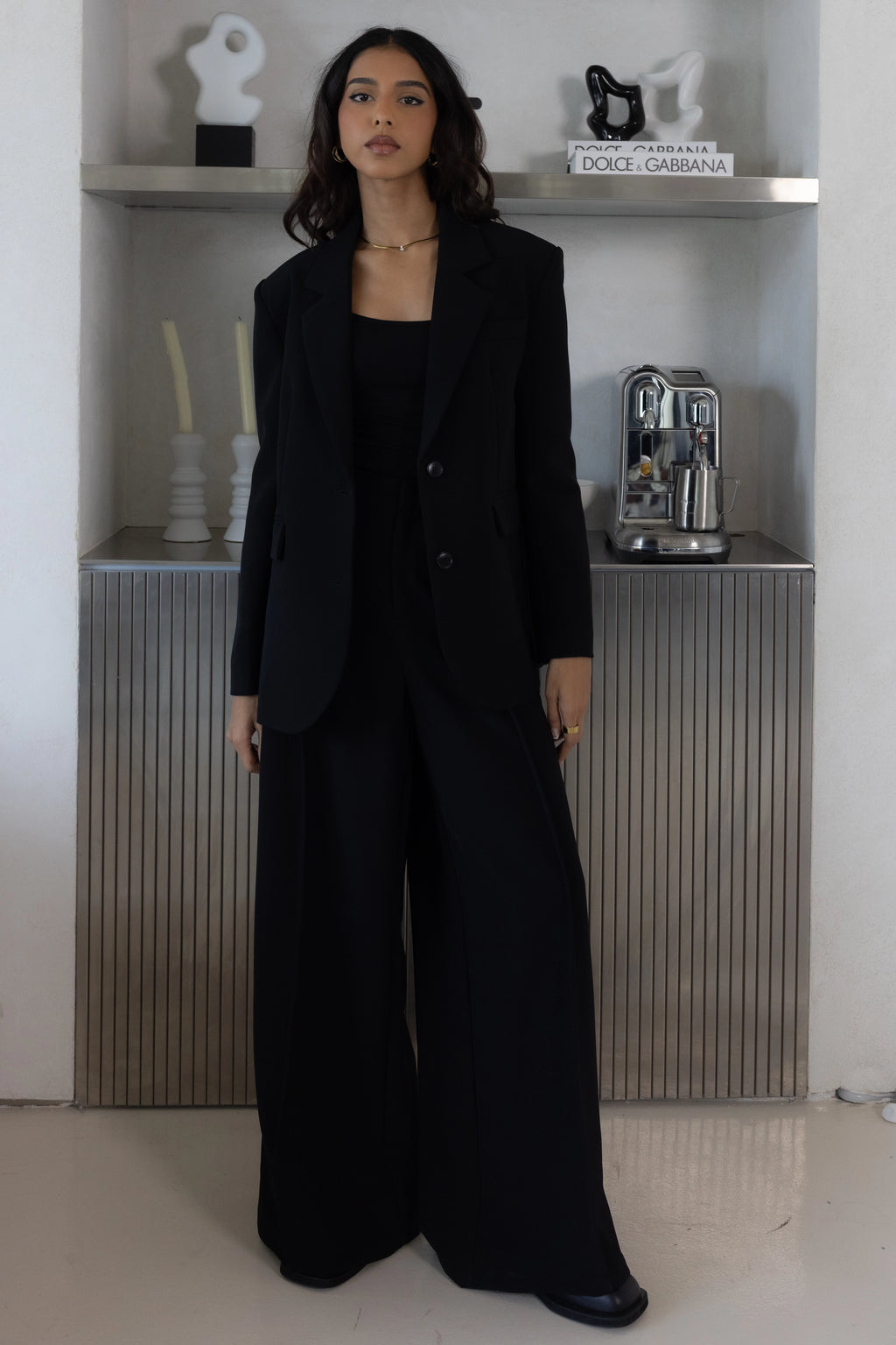 BLAZER LUXE SET Blazer : Notch Lapel. Single Breasted Button Closure. Pant : High Rise. Wide Leg Fit بليزر: طية صدر مدببة، زر إغلاق بصف واحد من الأزرار، بنطال: خصر عالٍ، قصة واسعة الساقين