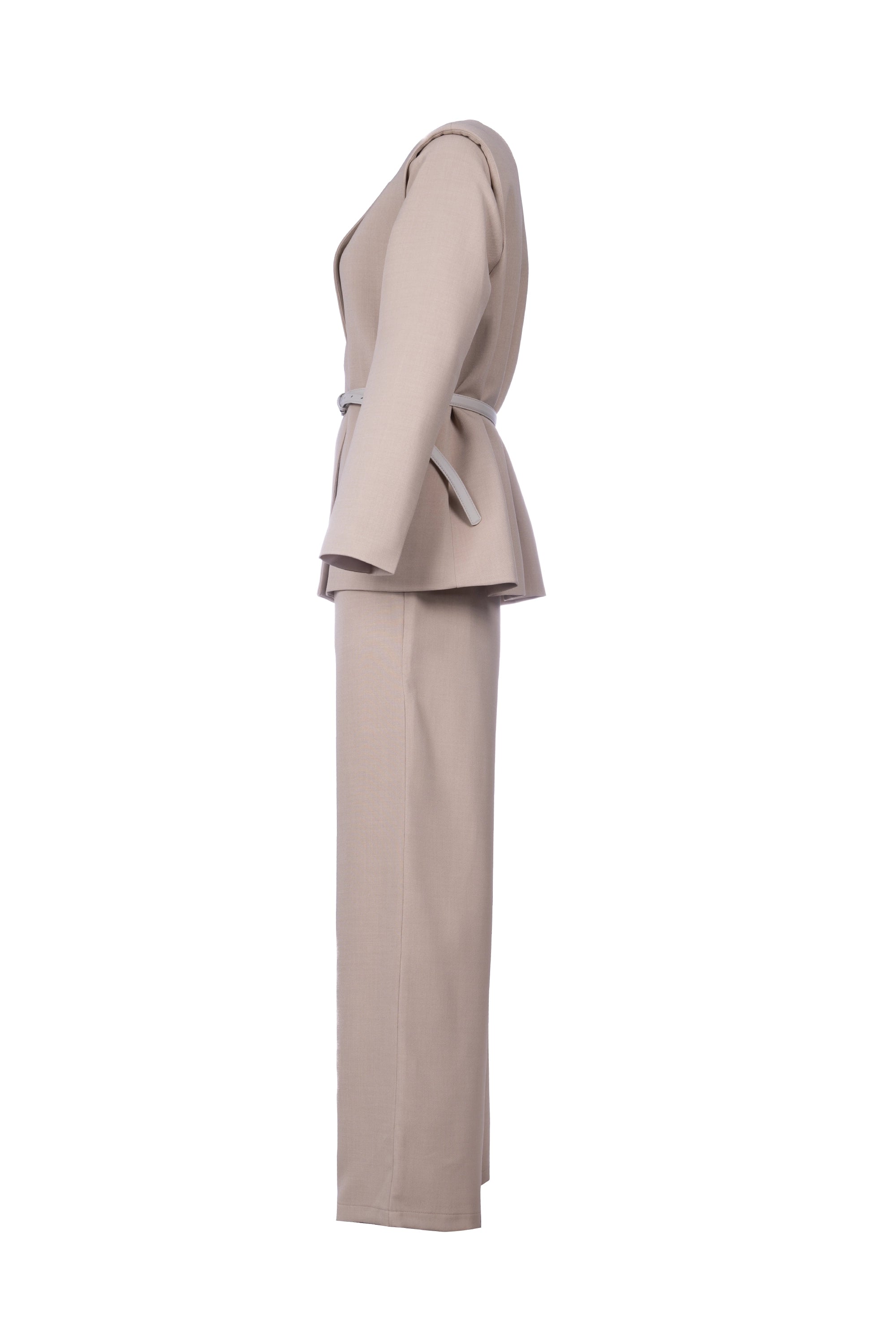 FLAPOVER FINESSE SET Top :  Length. Full sleeves. Single Button Closure. Secured with a Belt. Flapover Pattern. Pant : Straight Fit. High rise الجزء العلوي: طول عادي. أكمام طويلة. زر واحد للإغلاق. مُثبّت بحزام. نقشة قلاب. البنطال: قصة مستقيمة. خصر مرتفع