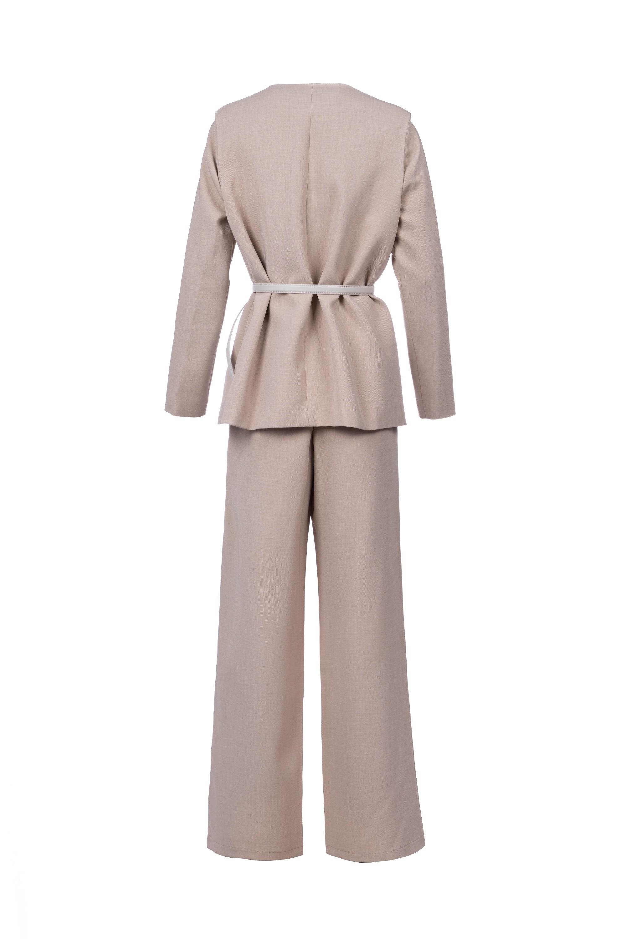 FLAPOVER FINESSE SET Top :  Length. Full sleeves. Single Button Closure. Secured with a Belt. Flapover Pattern. Pant : Straight Fit. High rise الجزء العلوي: طول عادي. أكمام طويلة. زر واحد للإغلاق. مُثبّت بحزام. نقشة قلاب. البنطال: قصة مستقيمة. خصر مرتفع