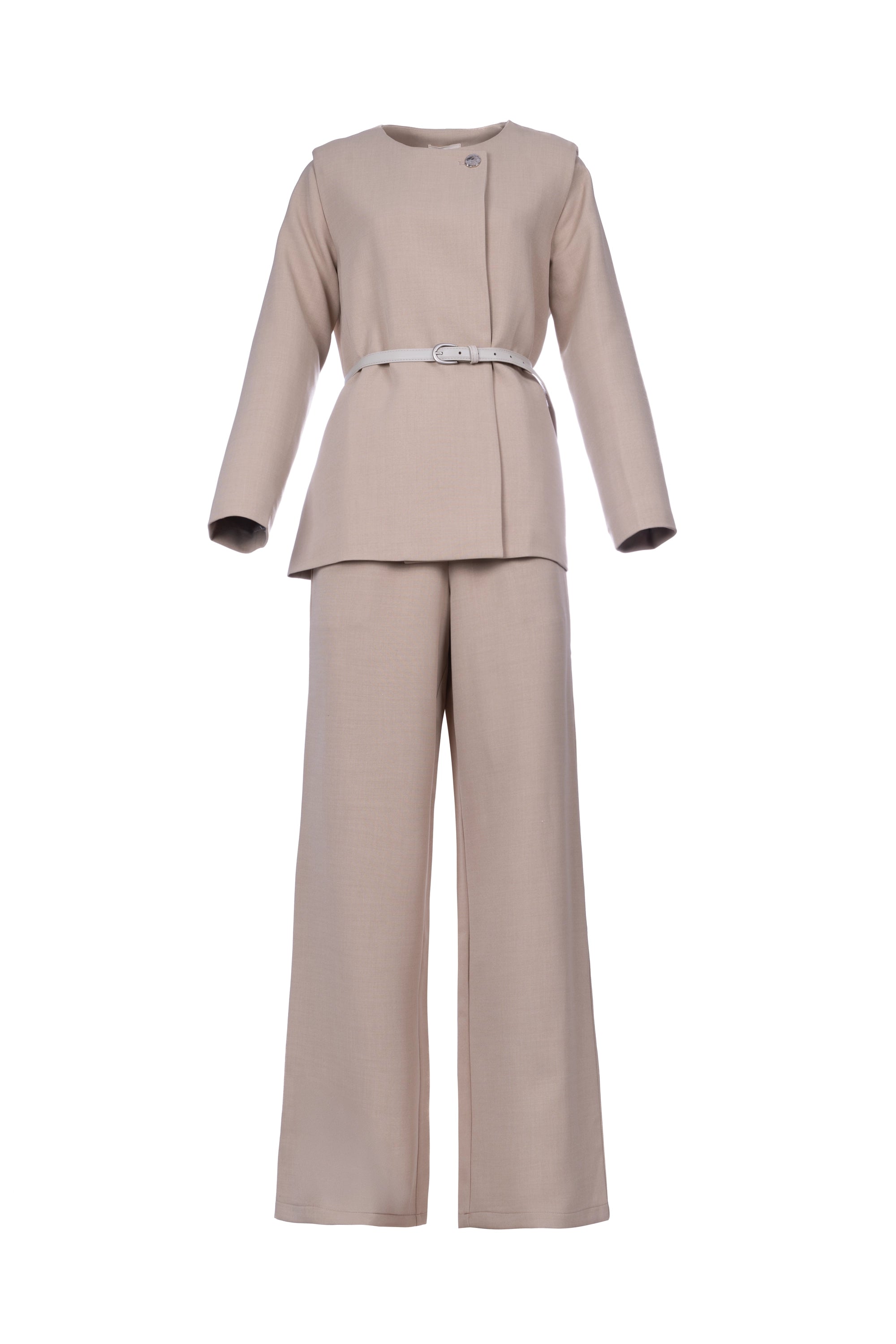FLAPOVER FINESSE SET Top :  Length. Full sleeves. Single Button Closure. Secured with a Belt. Flapover Pattern. Pant : Straight Fit. High rise الجزء العلوي: طول عادي. أكمام طويلة. زر واحد للإغلاق. مُثبّت بحزام. نقشة قلاب. البنطال: قصة مستقيمة. خصر مرتفع