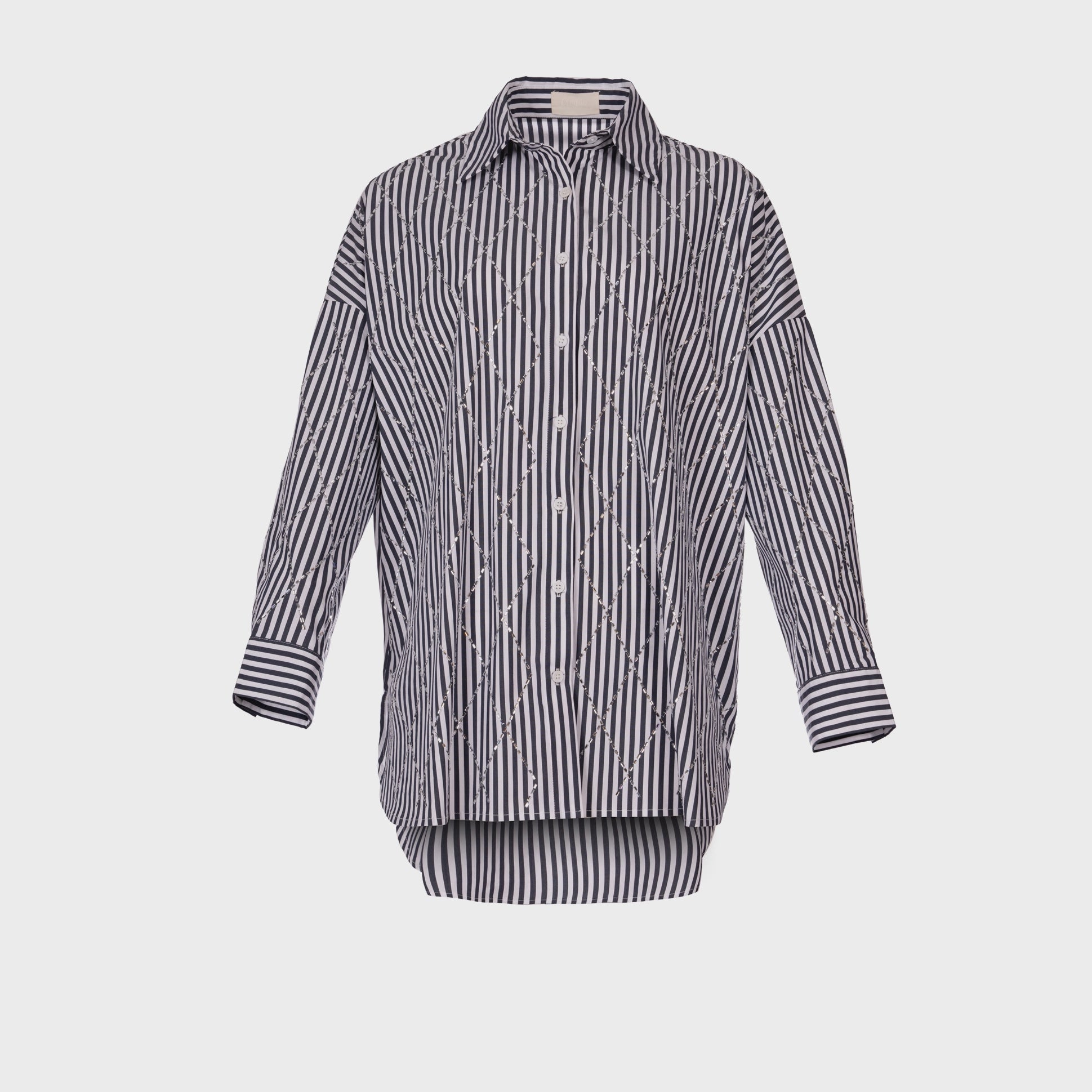 LUMINOUS STRIPED SHIRT قميص أكمام طويلة. قصة مريحة. حاشية ذيل القميص. تطريز بأحجار الراين على الجزء الأمامي. فتحة أزرار