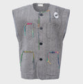 ARTSY THREAD GILET Vest : Button Closure. patch Pockets. Embroidery Thread on Pocket Opening. إغلاق بأزرار. جيوب صغيرة. خيط تطريز على فتحة الجيب.