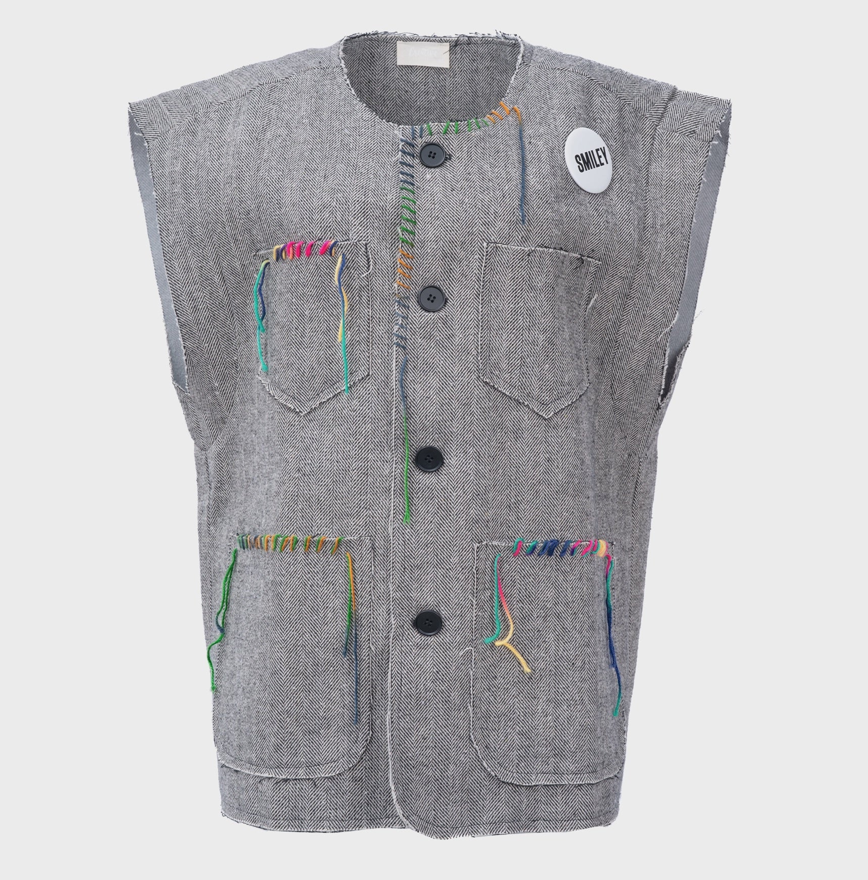 ARTSY THREAD GILET Vest : Button Closure. patch Pockets. Embroidery Thread on Pocket Opening. إغلاق بأزرار. جيوب صغيرة. خيط تطريز على فتحة الجيب.