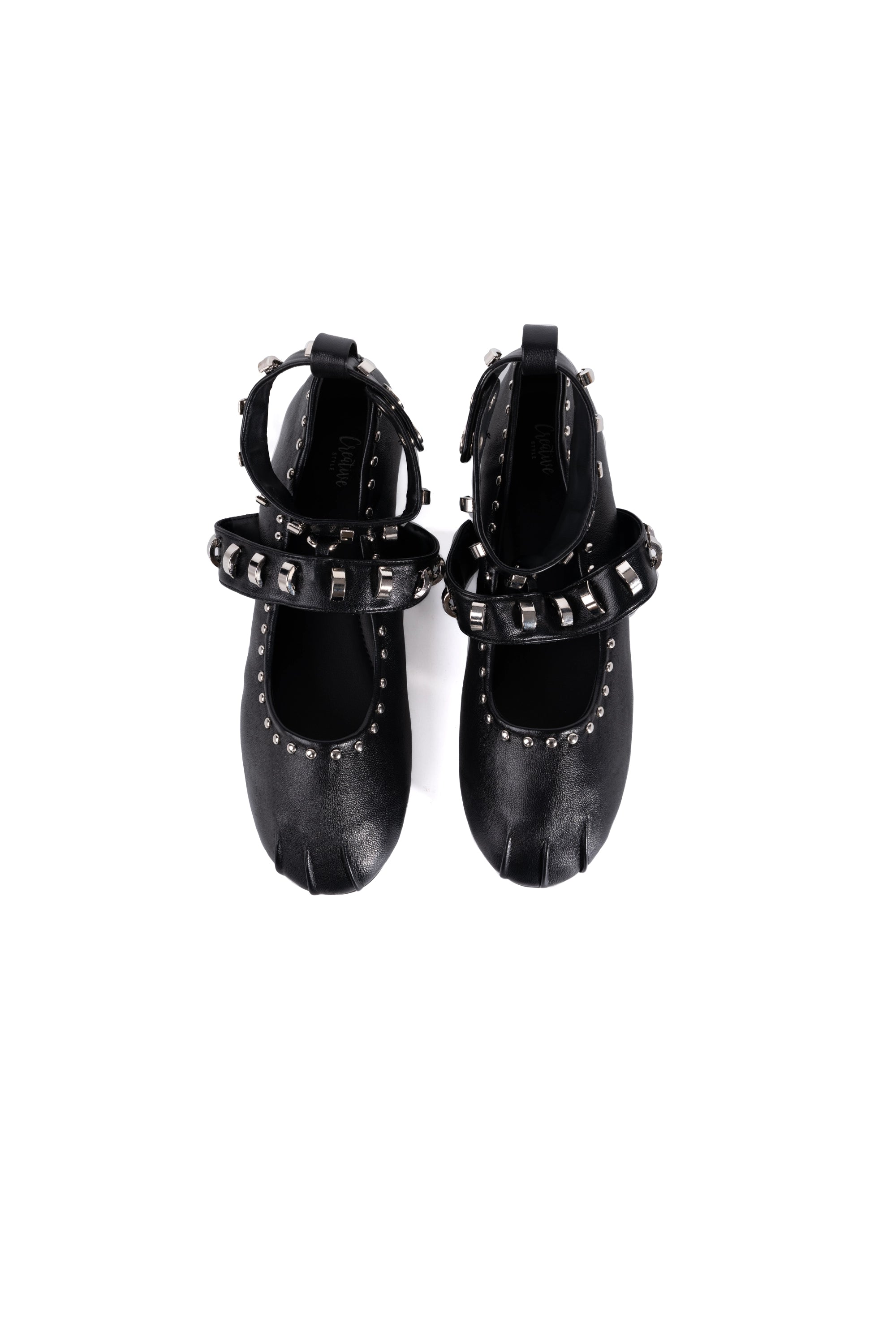 STUDS BALLET FLAT حذاء باليه مسطح مرصع بالمسامير