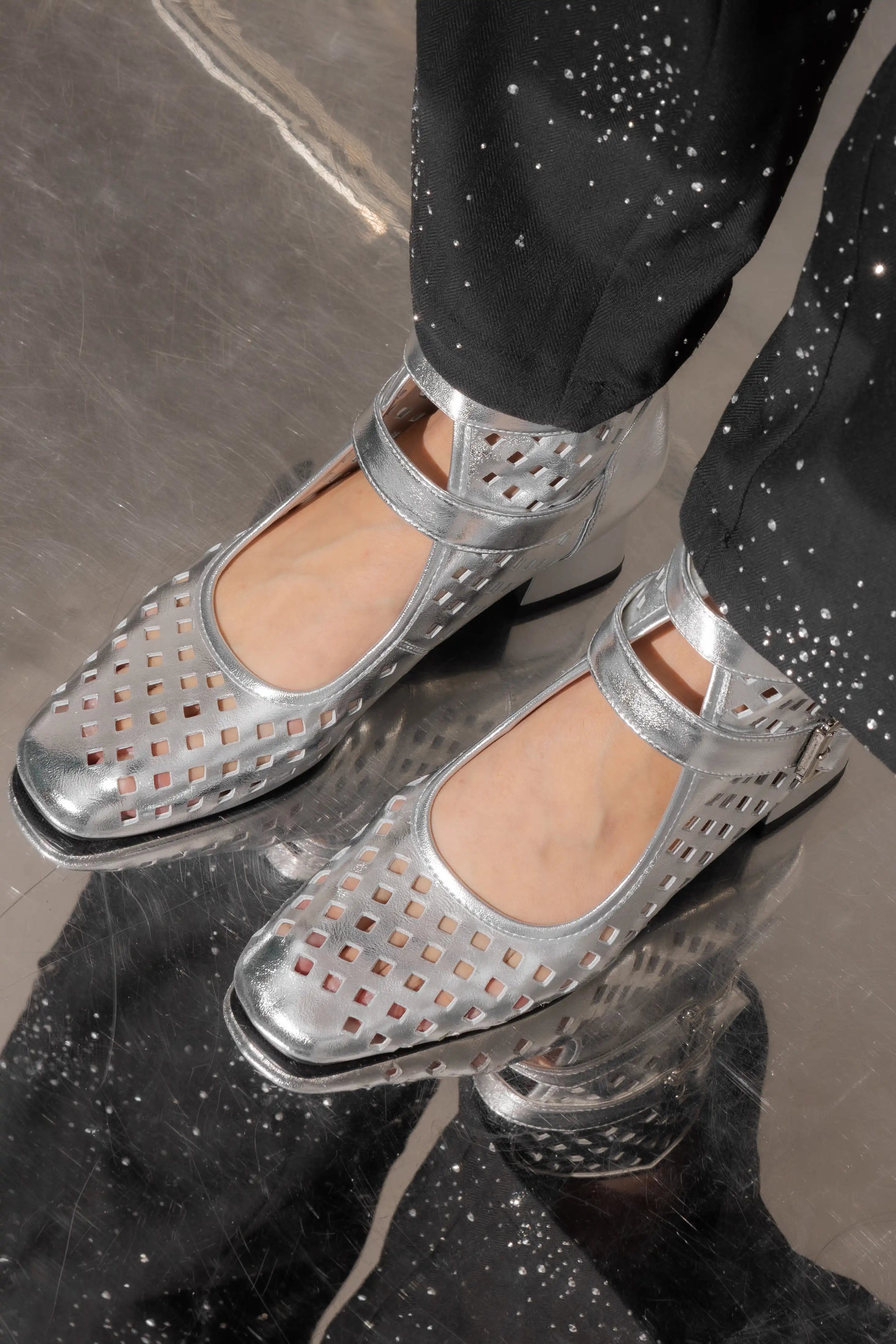 PERFORATED PUNK BOOTS أحذية بانك مثقبة