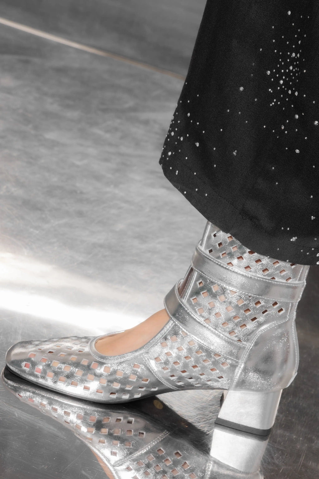 PERFORATED PUNK BOOTS أحذية بانك مثقبة