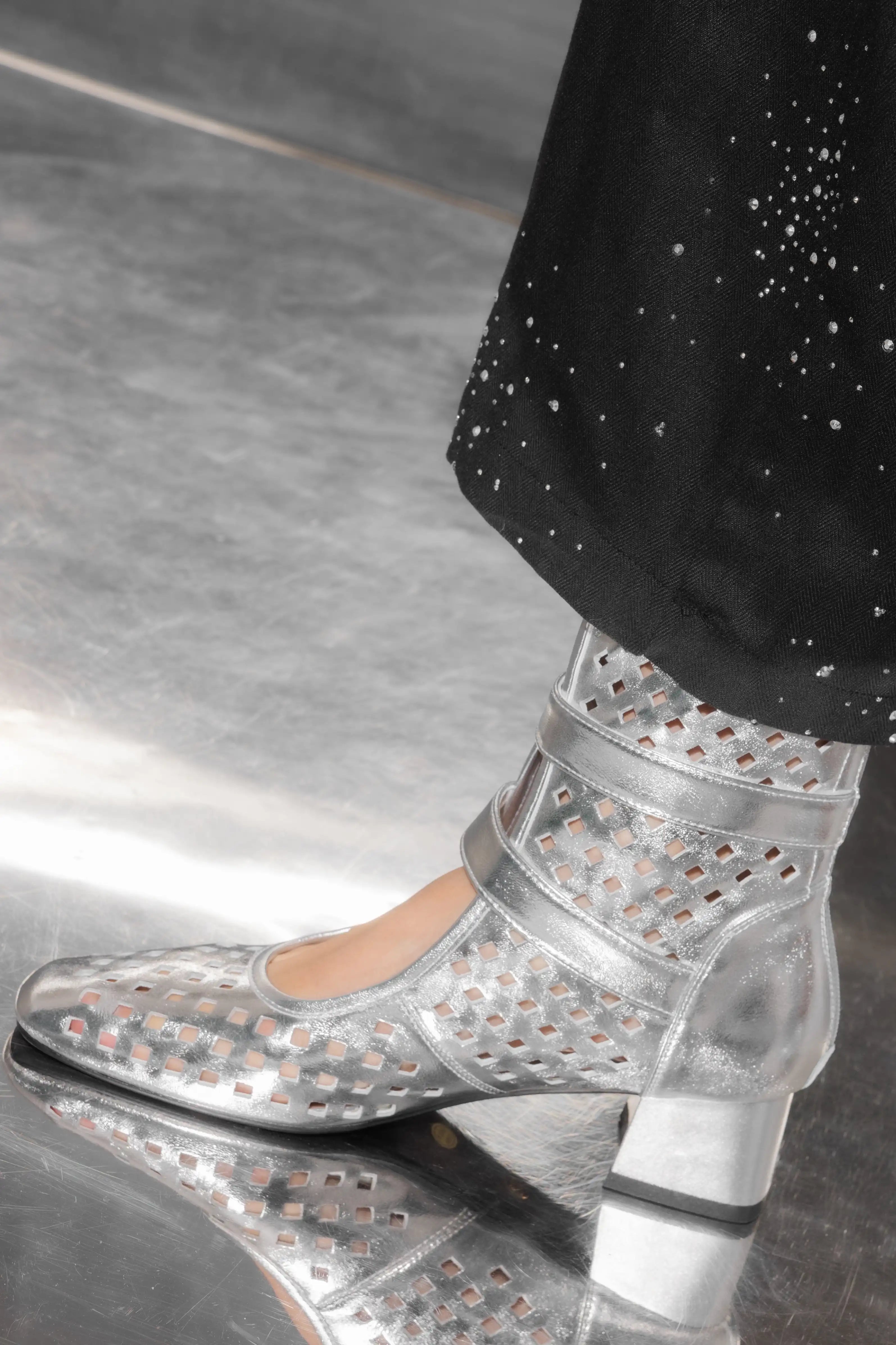 PERFORATED PUNK BOOTS أحذية بانك مثقبة