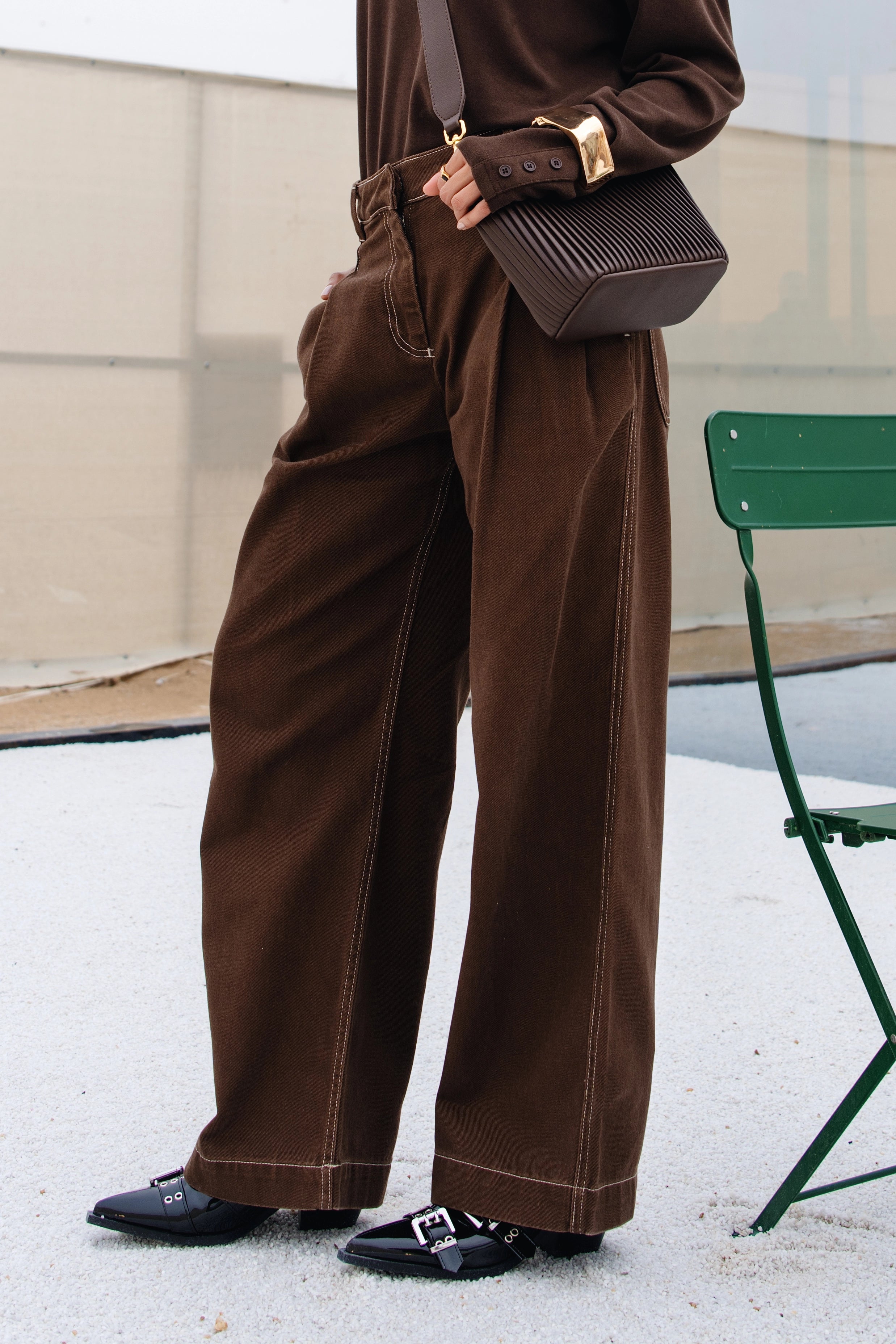 EARTHY STRAIGHT JEANS بنطلون جينز مستقيم بلون ترابي