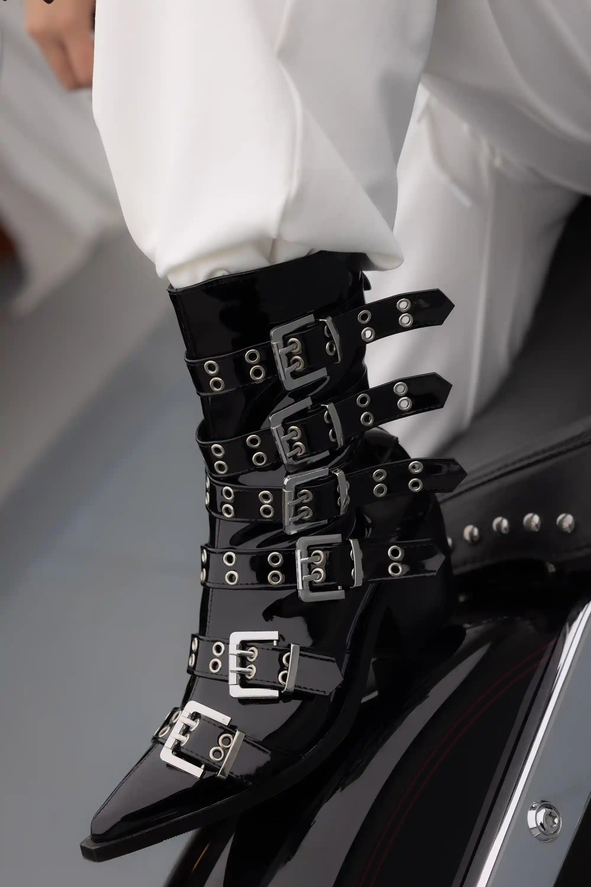 MULTI-STRAP BOOTS أحذية متعددة الأربطة