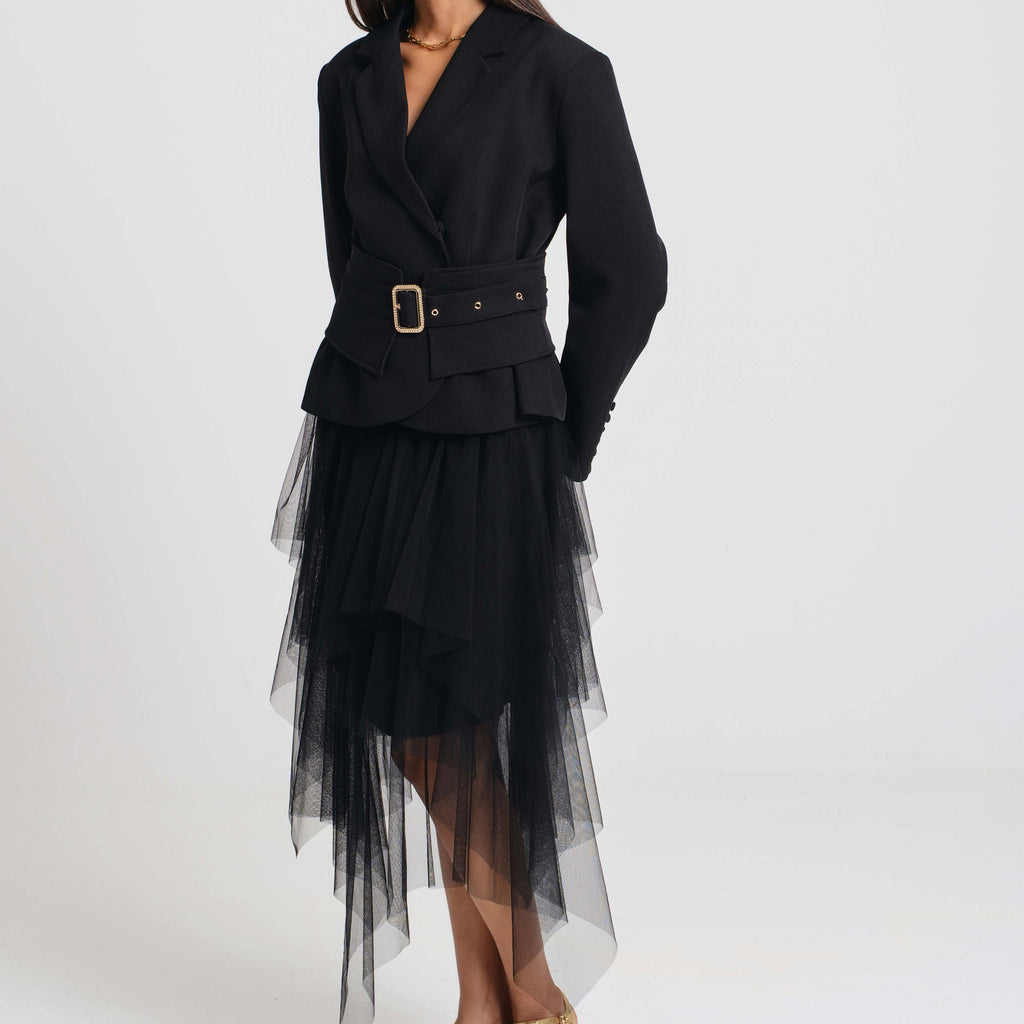 Blossem 	Long sleeve Tailored Fit Mid length 	أكمام طويلة وقصة مخصصة وطول متوسط