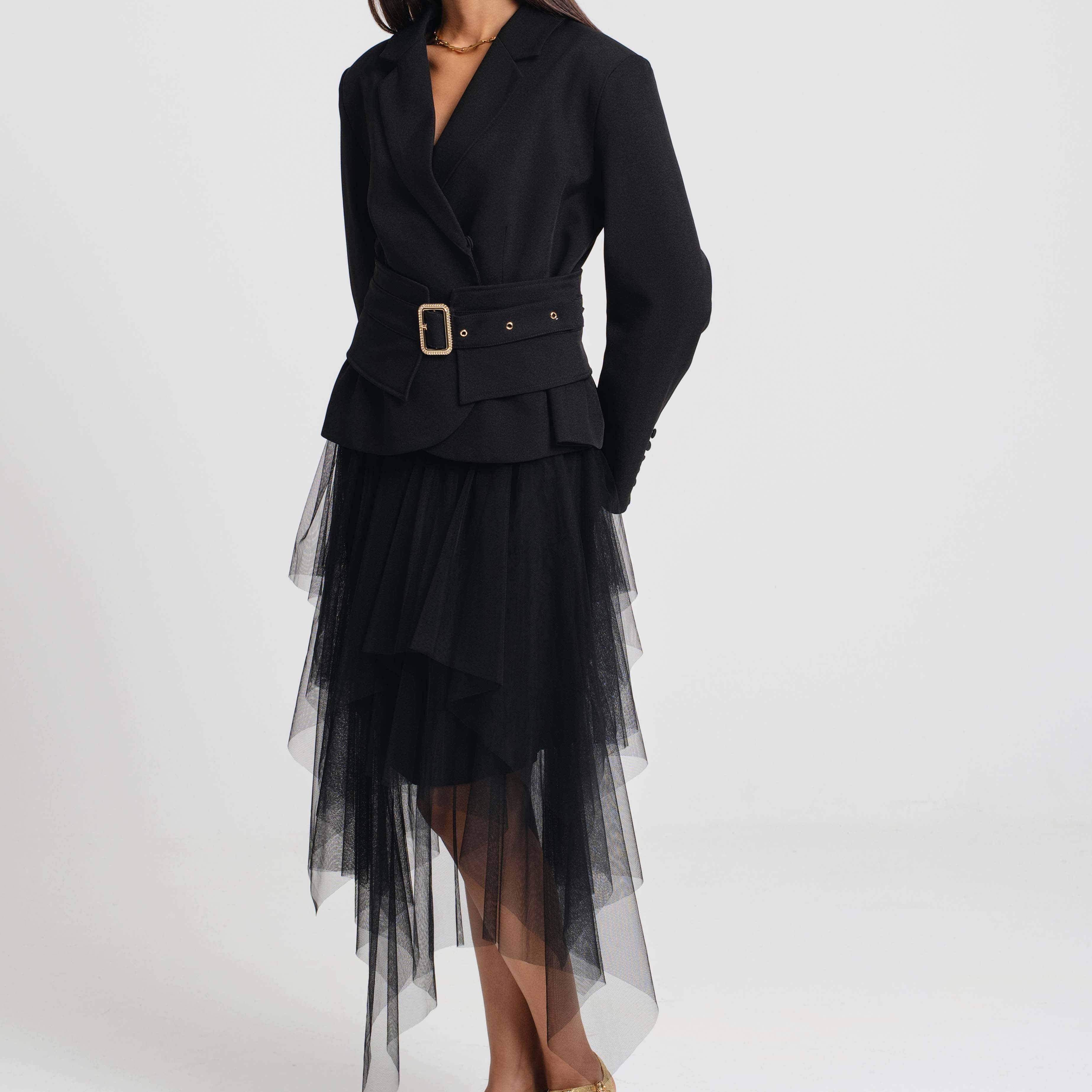 Blossem 	Long sleeve Tailored Fit Mid length 	أكمام طويلة وقصة مخصصة وطول متوسط