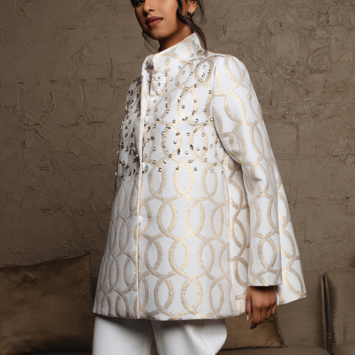 Keeping In Bronze	Long sleeve a line mid length mandarian collar	أكمام طويلة وياقة ماندرين متوسطة الطول